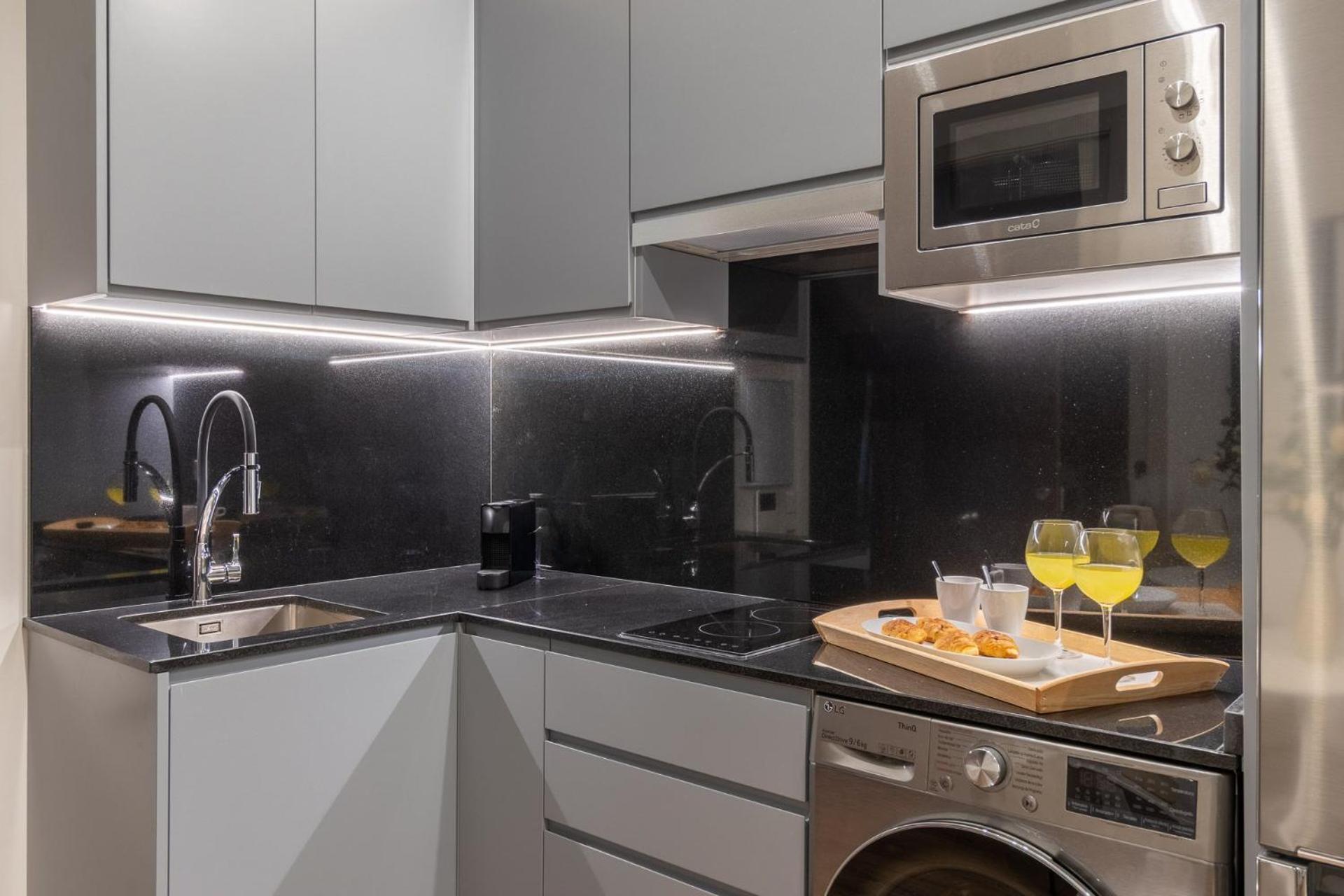 Accessible 2-single Bed In Chamberi Adapted Bathroom, Quevedo Iii Madrid