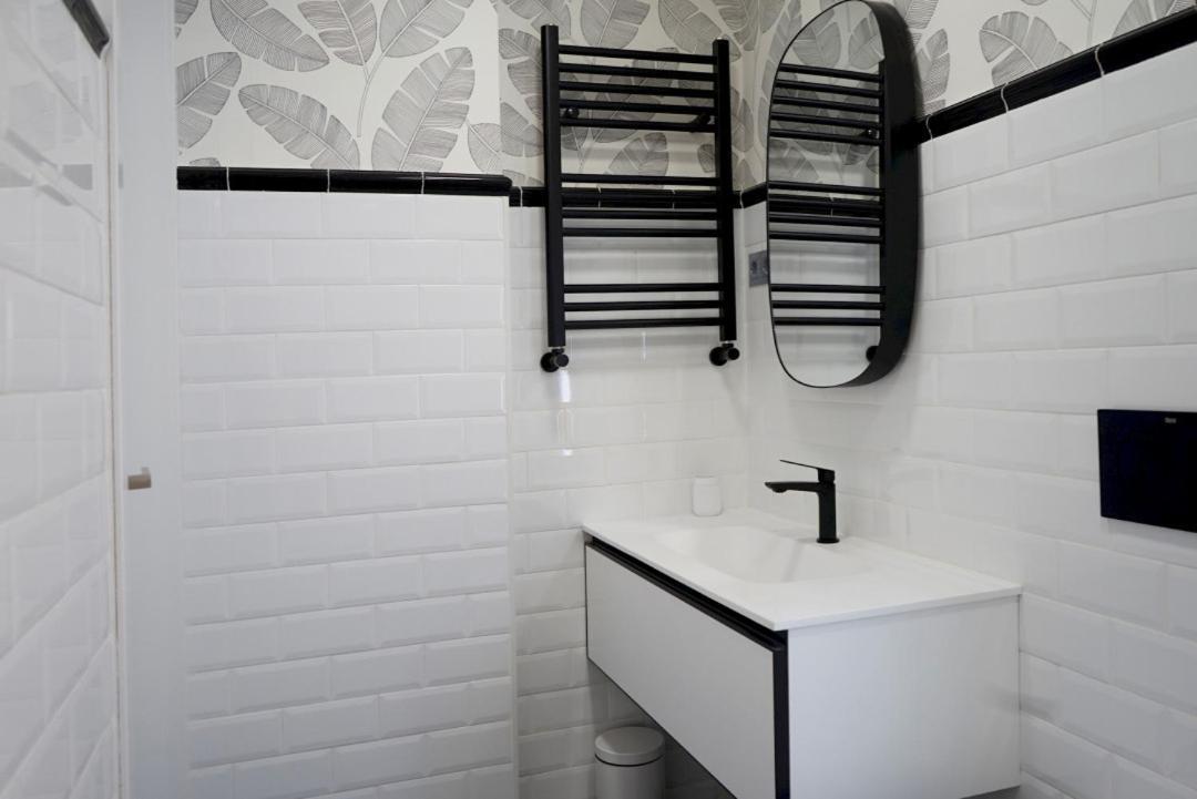 Diaphanous And Modern- 2bd 2bth- Plaza Espana