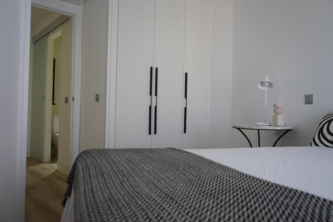 Diaphanous And Modern- 2bd 2bth- Plaza Espana * Madrid