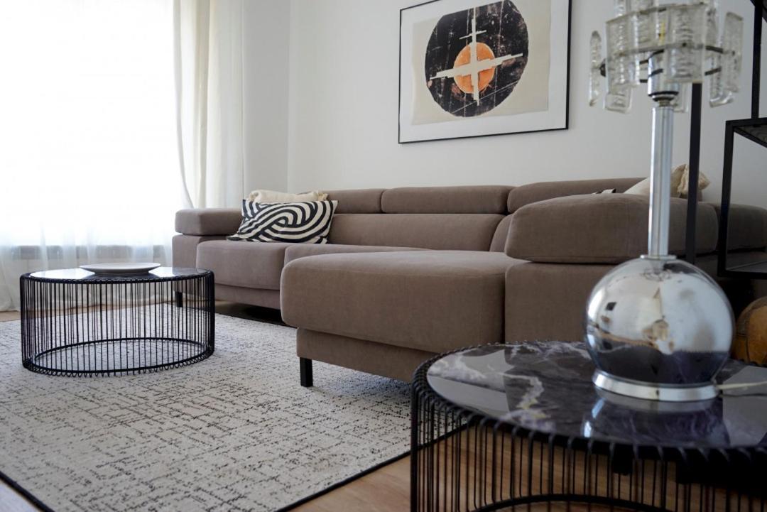 Diaphanous And Modern- 2bd 2bth- Plaza Espana
