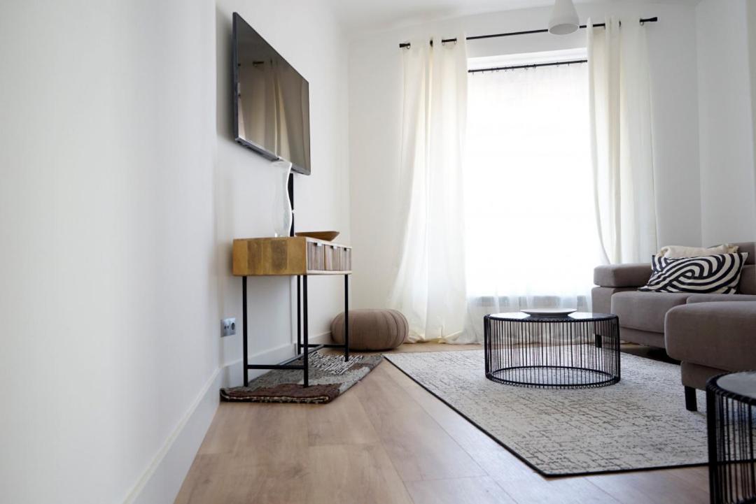 Diaphanous And Modern- 2bd 2bth- Plaza Espana *