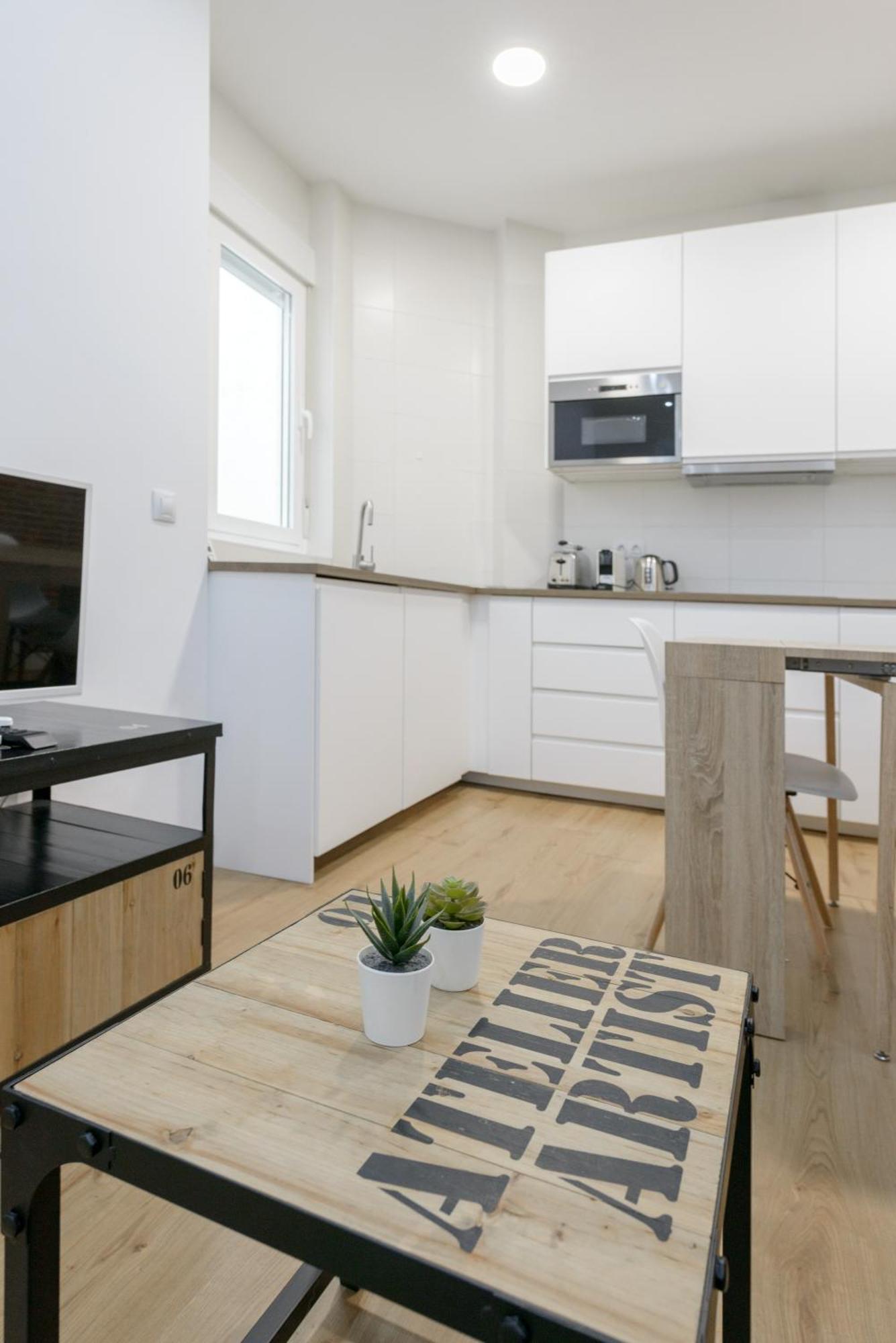 Apartamento Avila Calle, Precioso Estudio En Santiago Bernabeu-estrecho En Segundo Piso Sin Ascensor