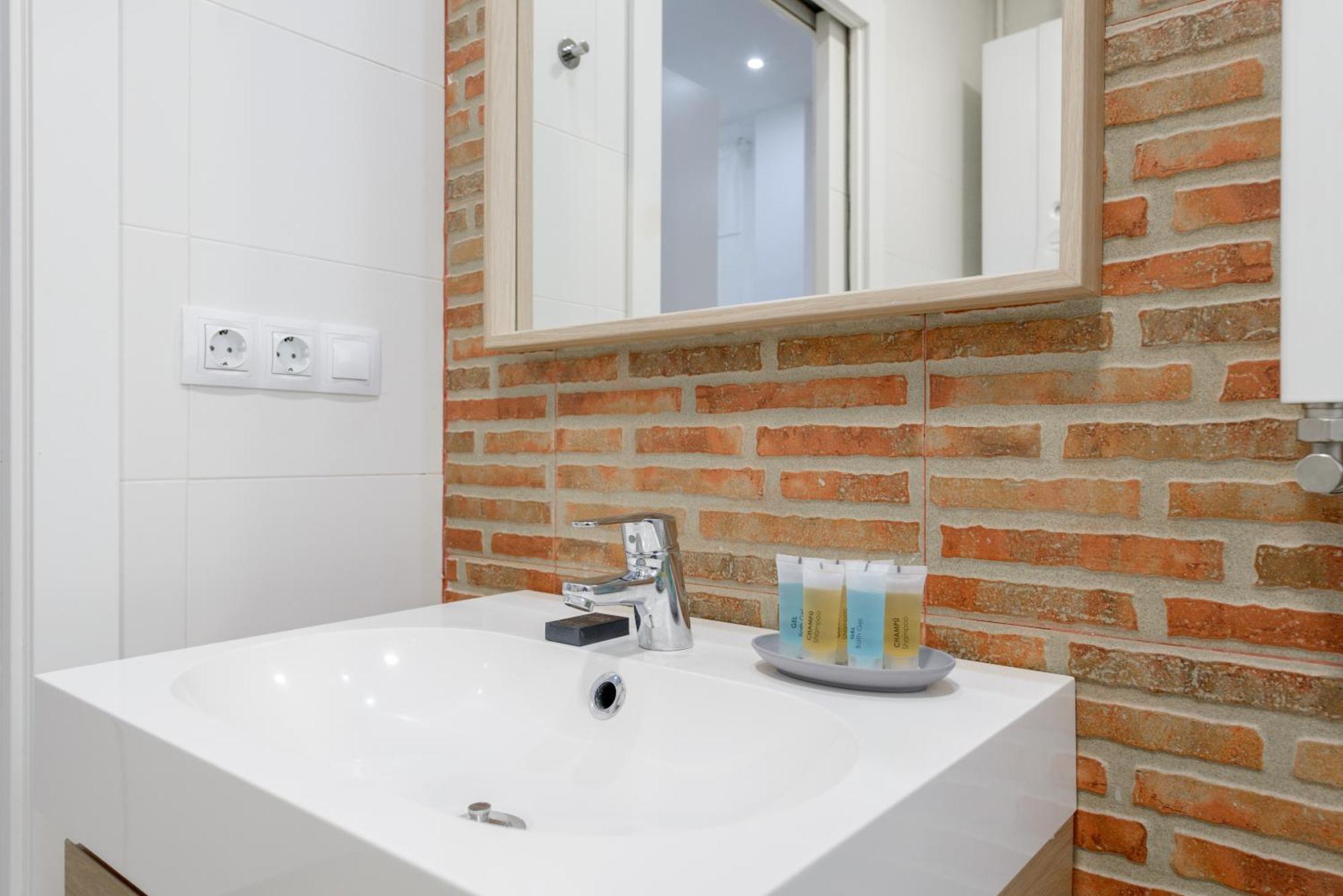 Avila Calle, Precioso Estudio En Santiago Bernabeu-estrecho En Segundo Piso Sin Ascensor Apartamento *