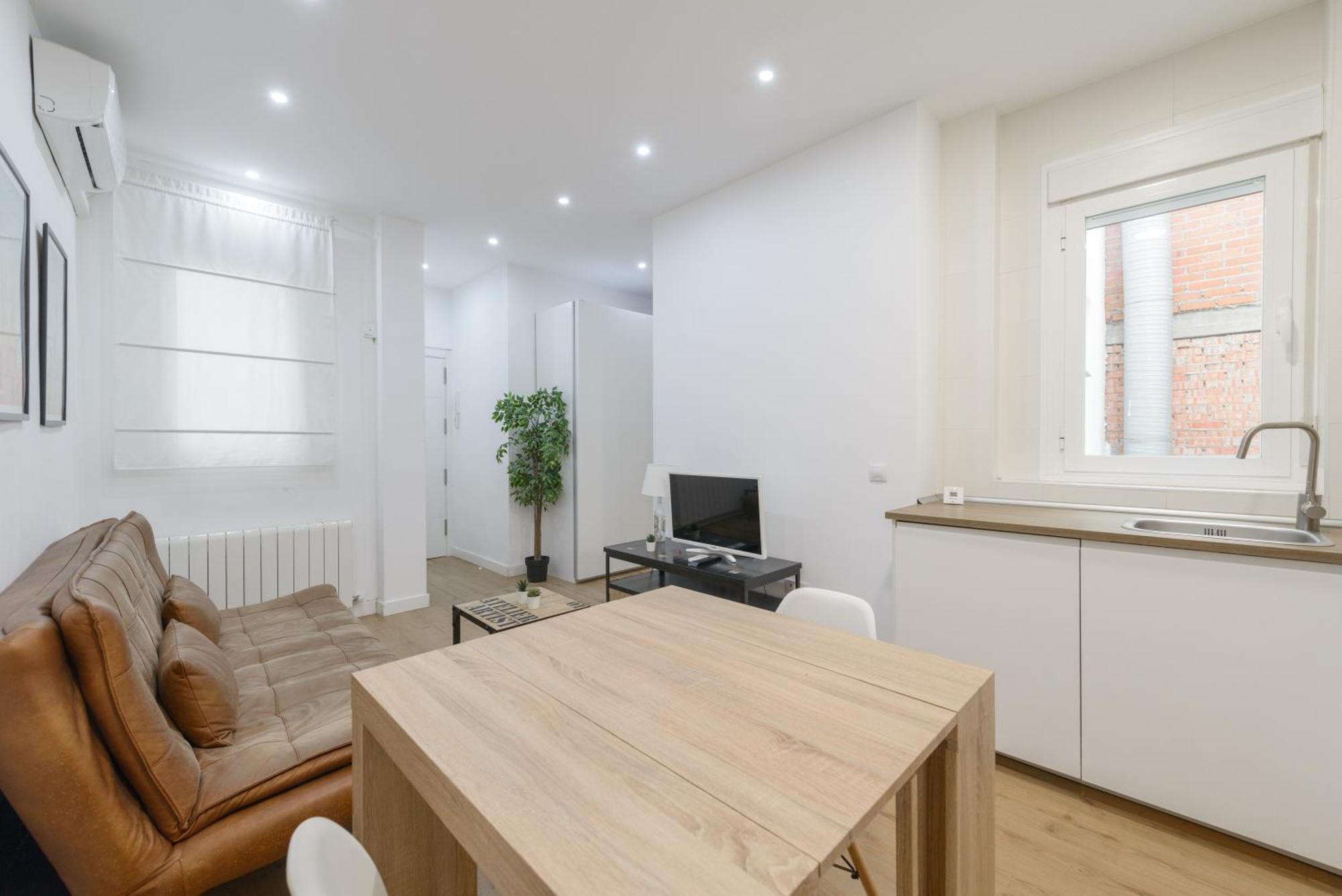 Apartamento Avila Calle, Precioso Estudio En Santiago Bernabeu-estrecho En Segundo Piso Sin Ascensor