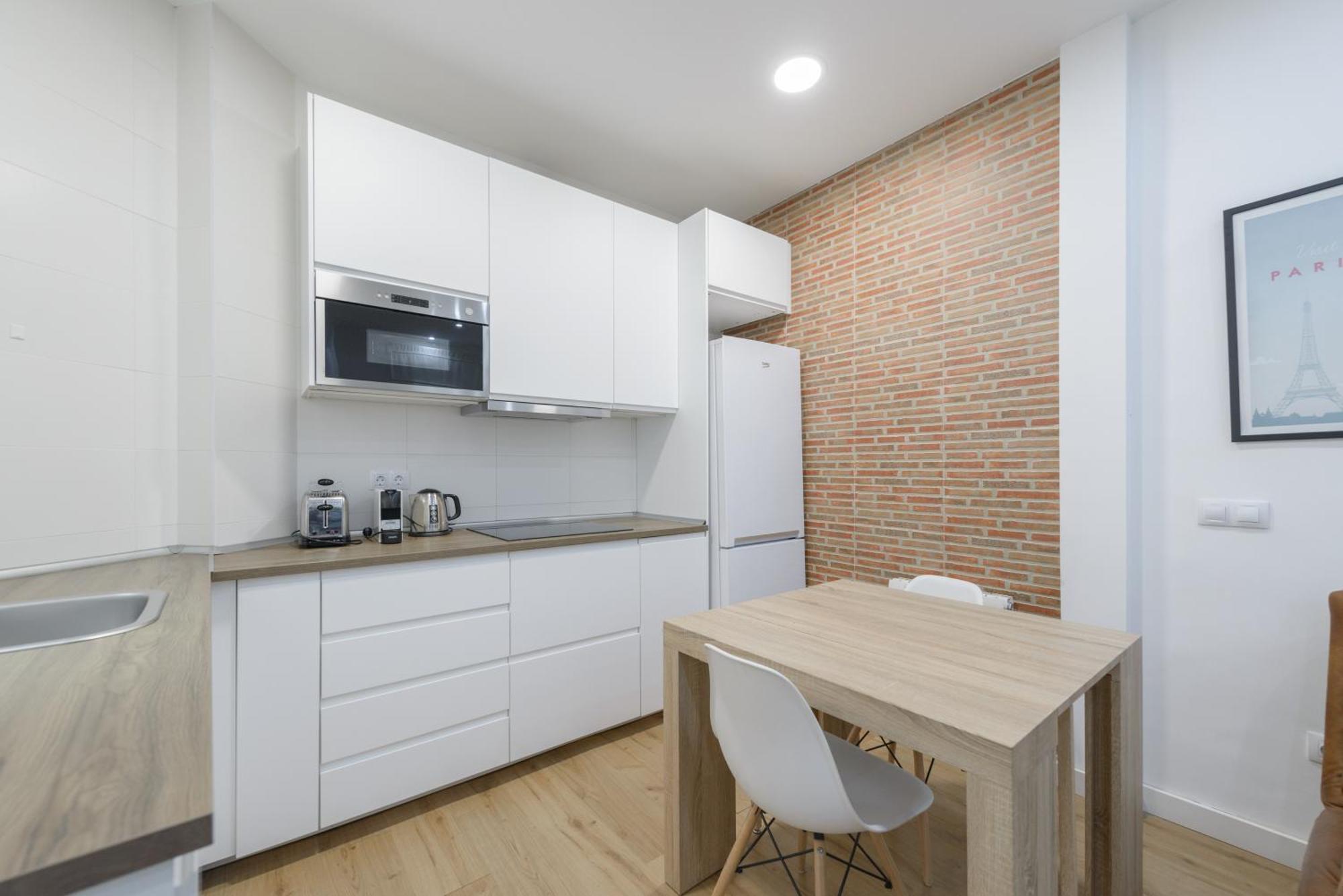 Apartamento Avila Calle, Precioso Estudio En Santiago Bernabeu-estrecho En Segundo Piso Sin Ascensor *