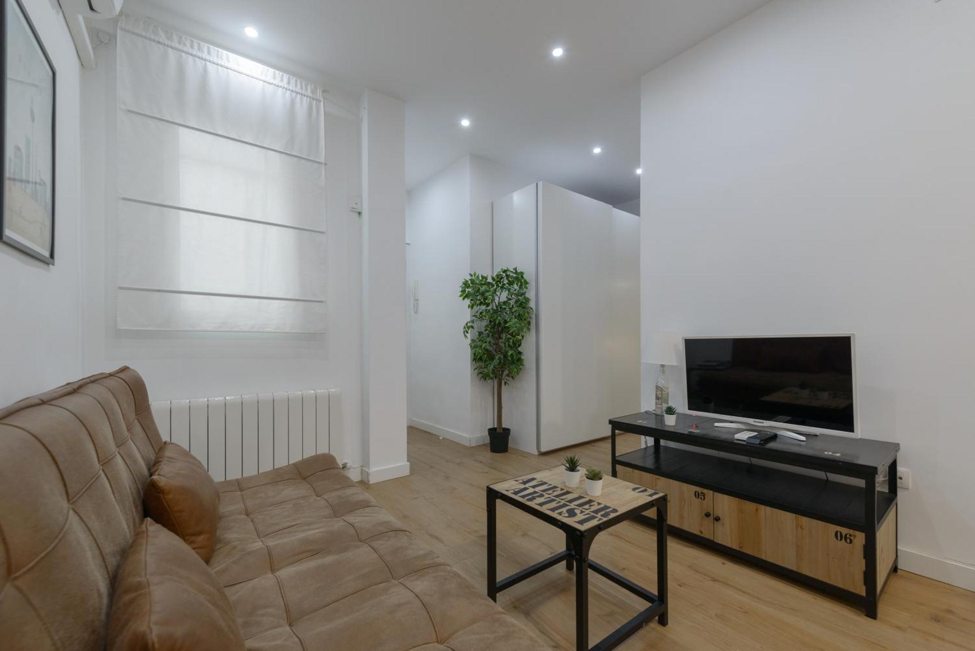Avila Calle, Precioso Estudio En Santiago Bernabeu-estrecho En Segundo Piso Sin Ascensor Madrid