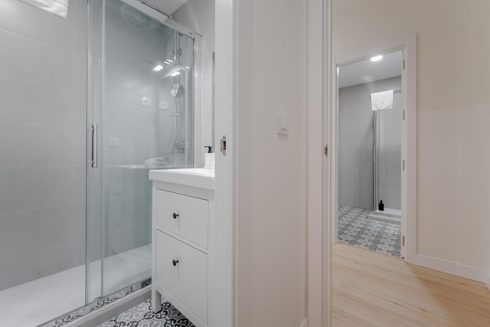 Modern 6pax En La Plaza De Tirso-centro E1 *