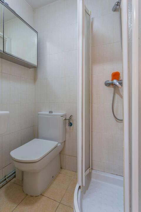 Habitación Luminosa Y Acogedora. Habitación en casa particular Madrid