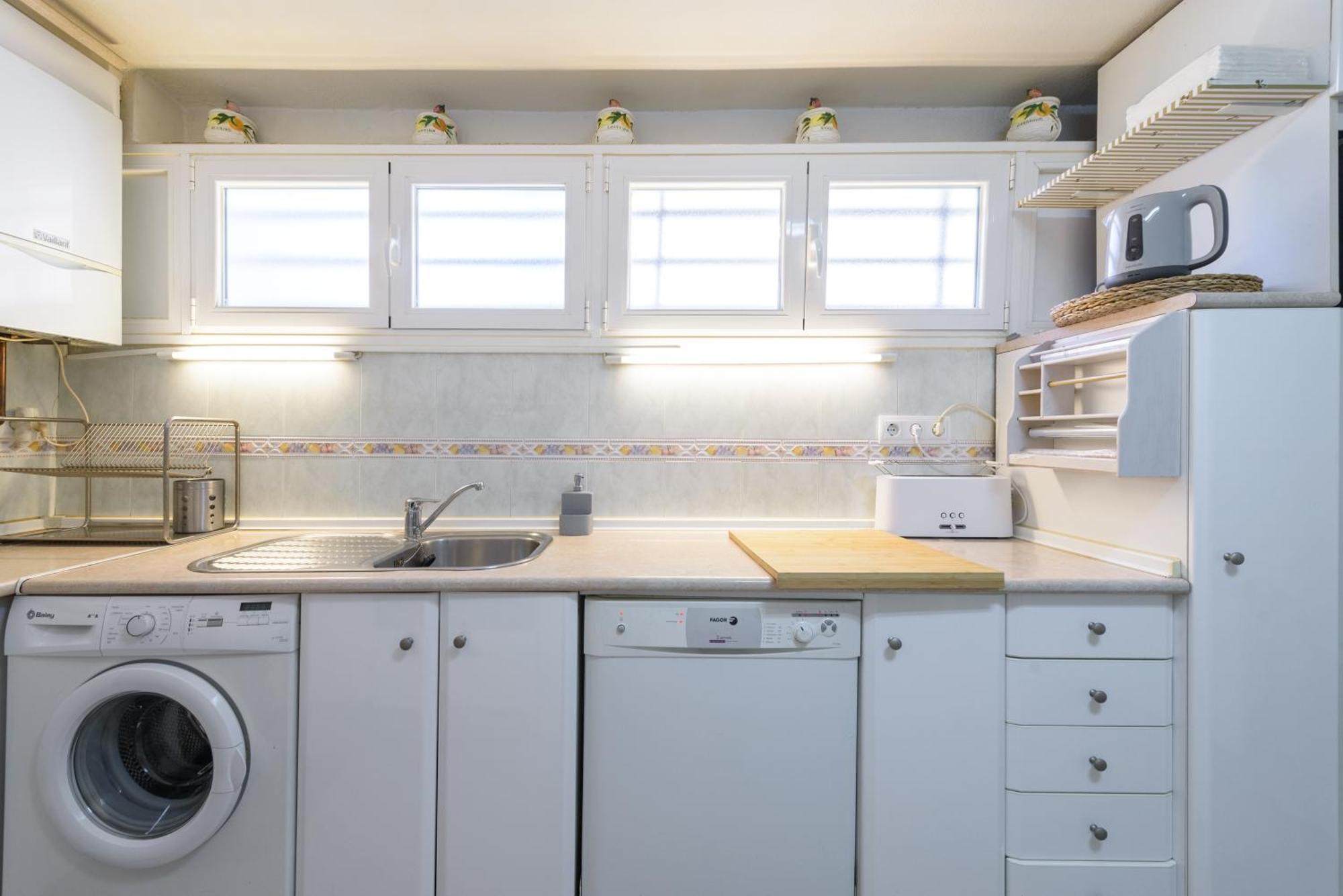 Apartamento Sabadell Calle, Casa Familiar De 3 Con Terraza Junto Metro Fuencarral
