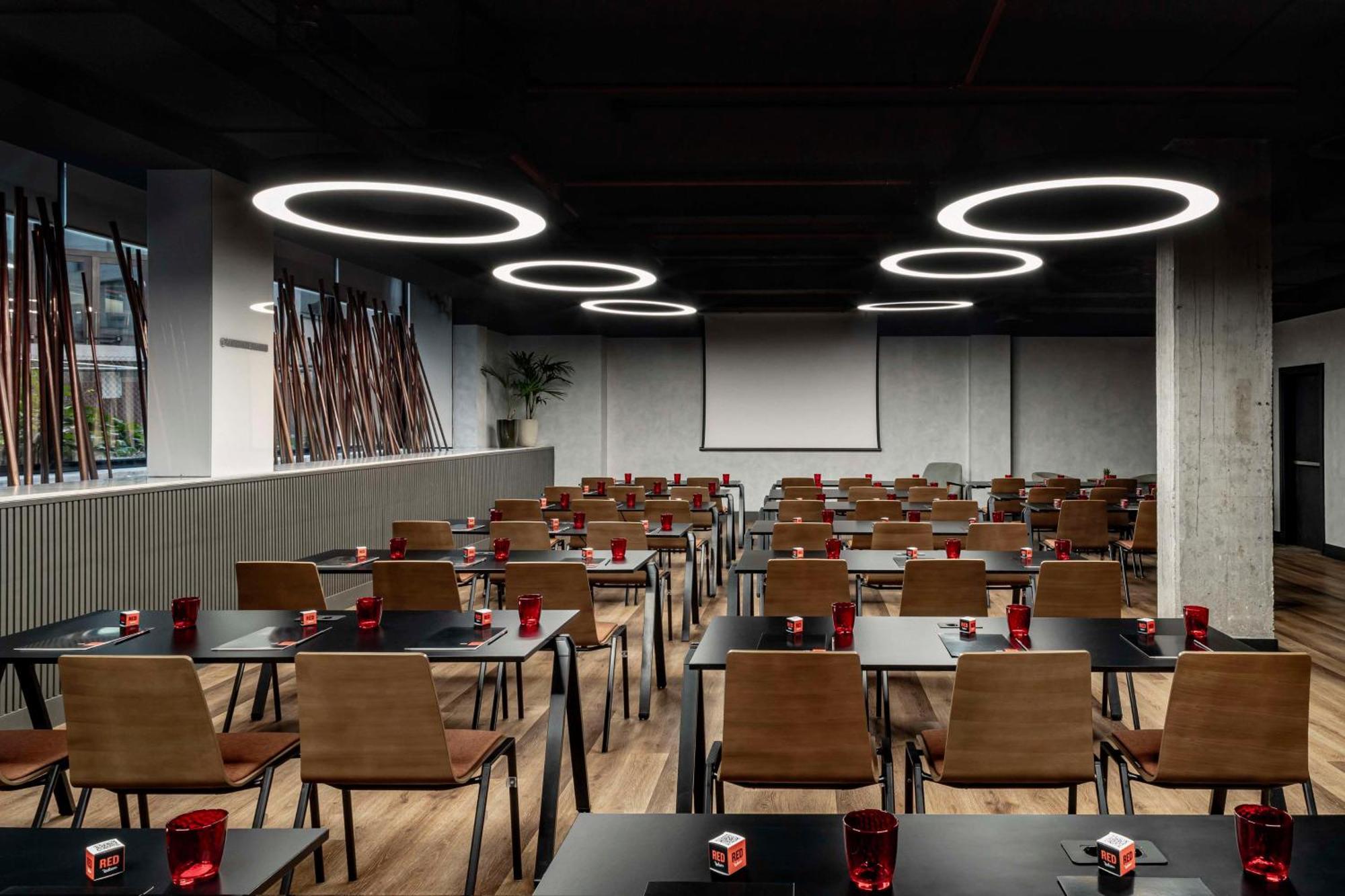 Hotel Radisson Red 4*