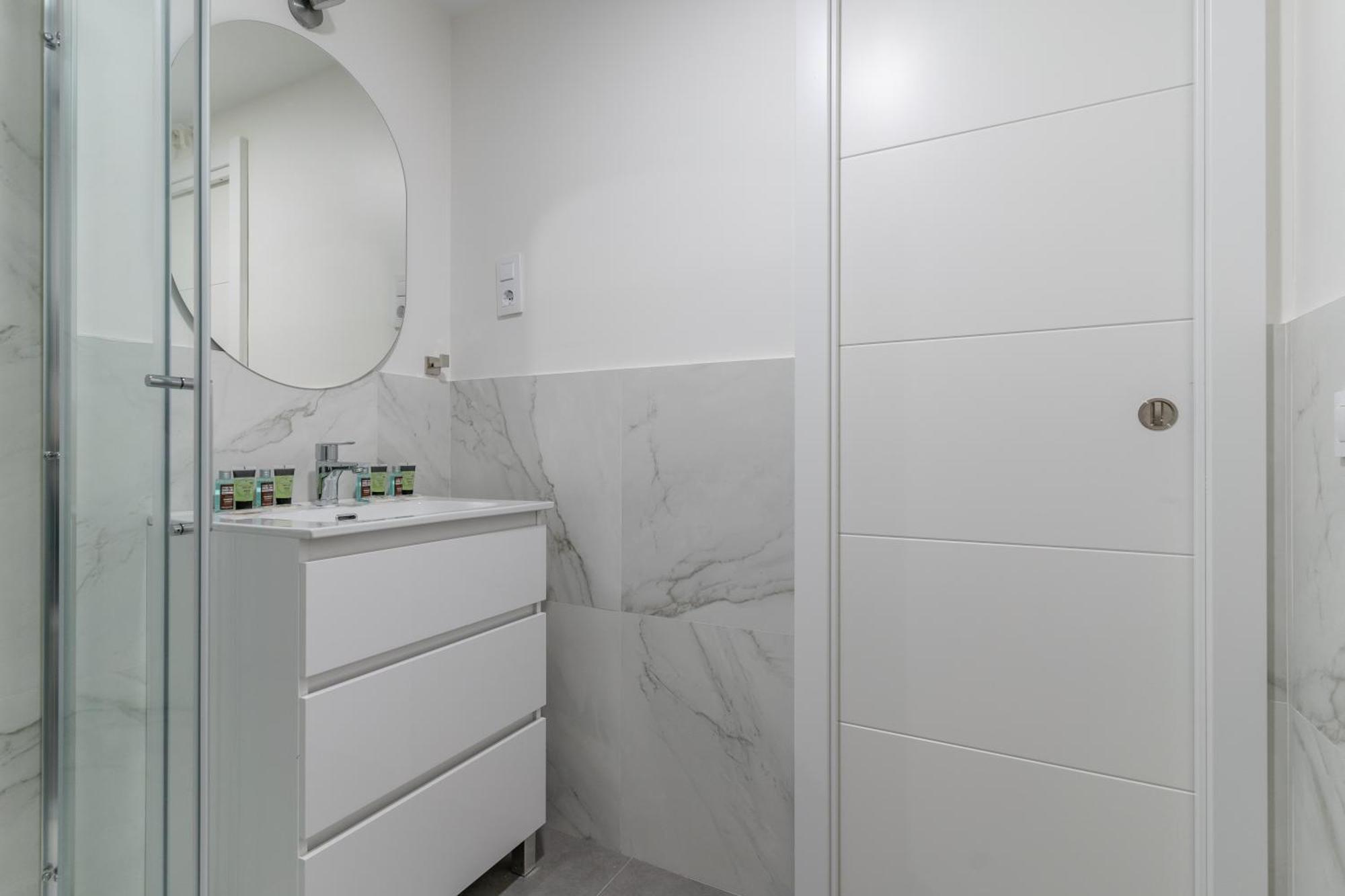 Large With Terrace- 2bd 1,5bth- Plaza Castilla Apartment