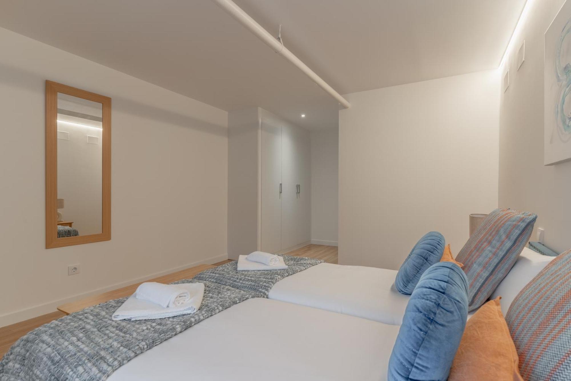 Large With Terrace- 2bd 1,5bth- Plaza Castilla Apartment *