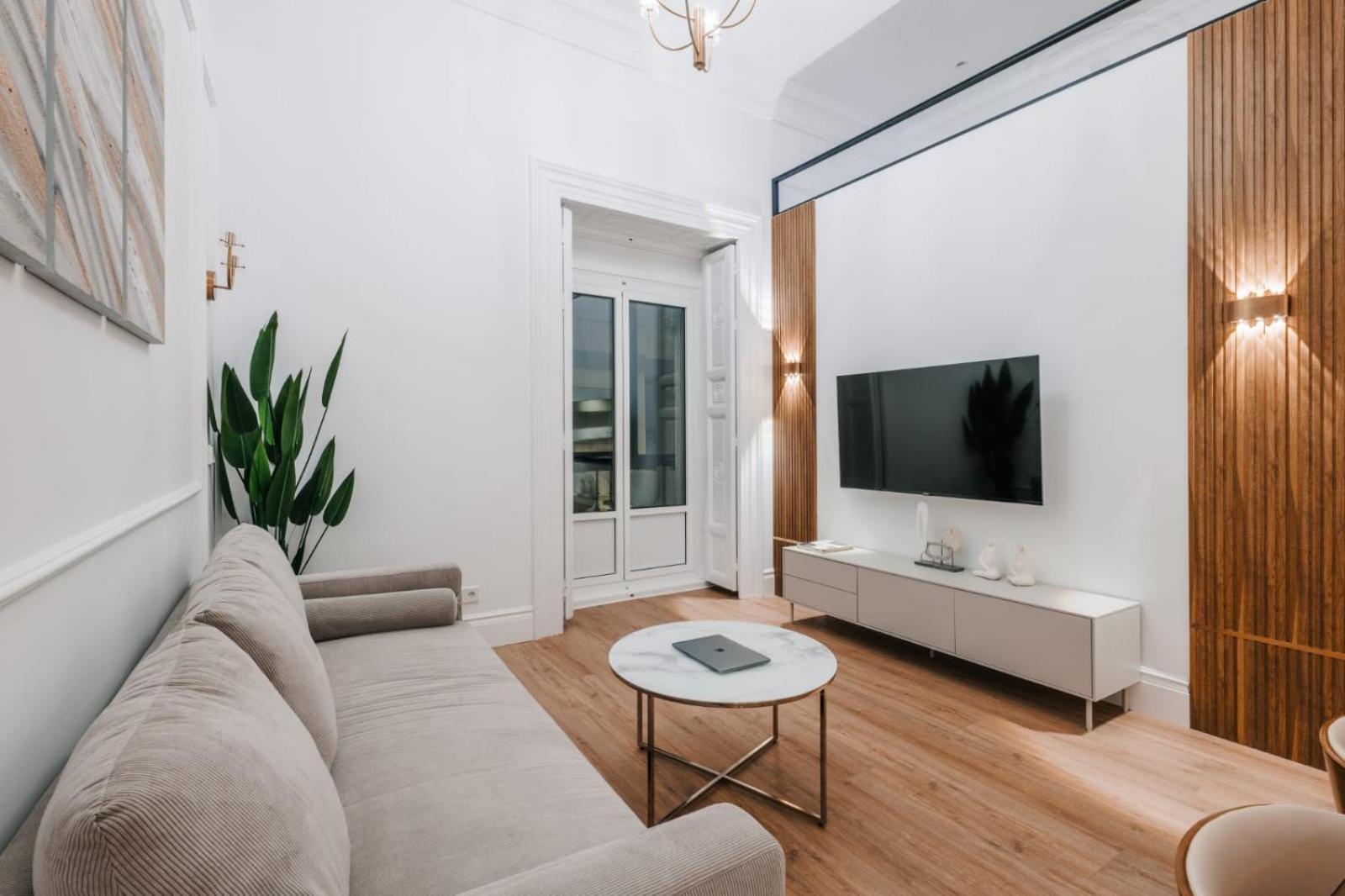 Stunning Near Gran Via Metro Apartment