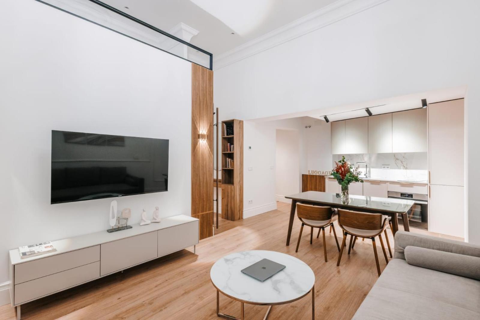Stunning Near Gran Via Metro Apartment