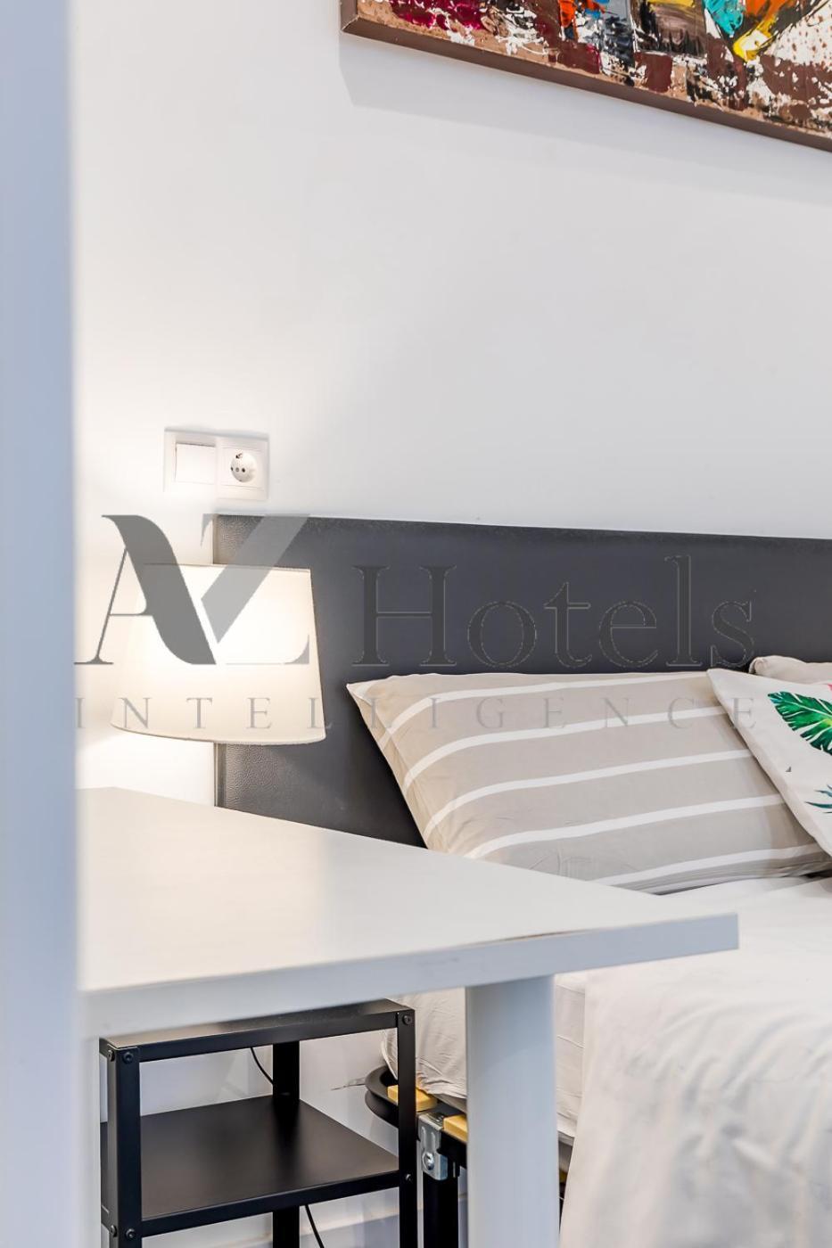 Ayz Ulises - Auto Check-in * Madrid