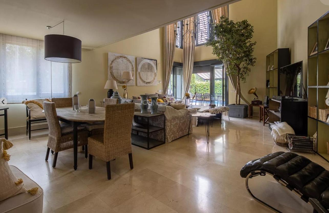 Space In The With Poll Near Golf In Habitación en casa particular