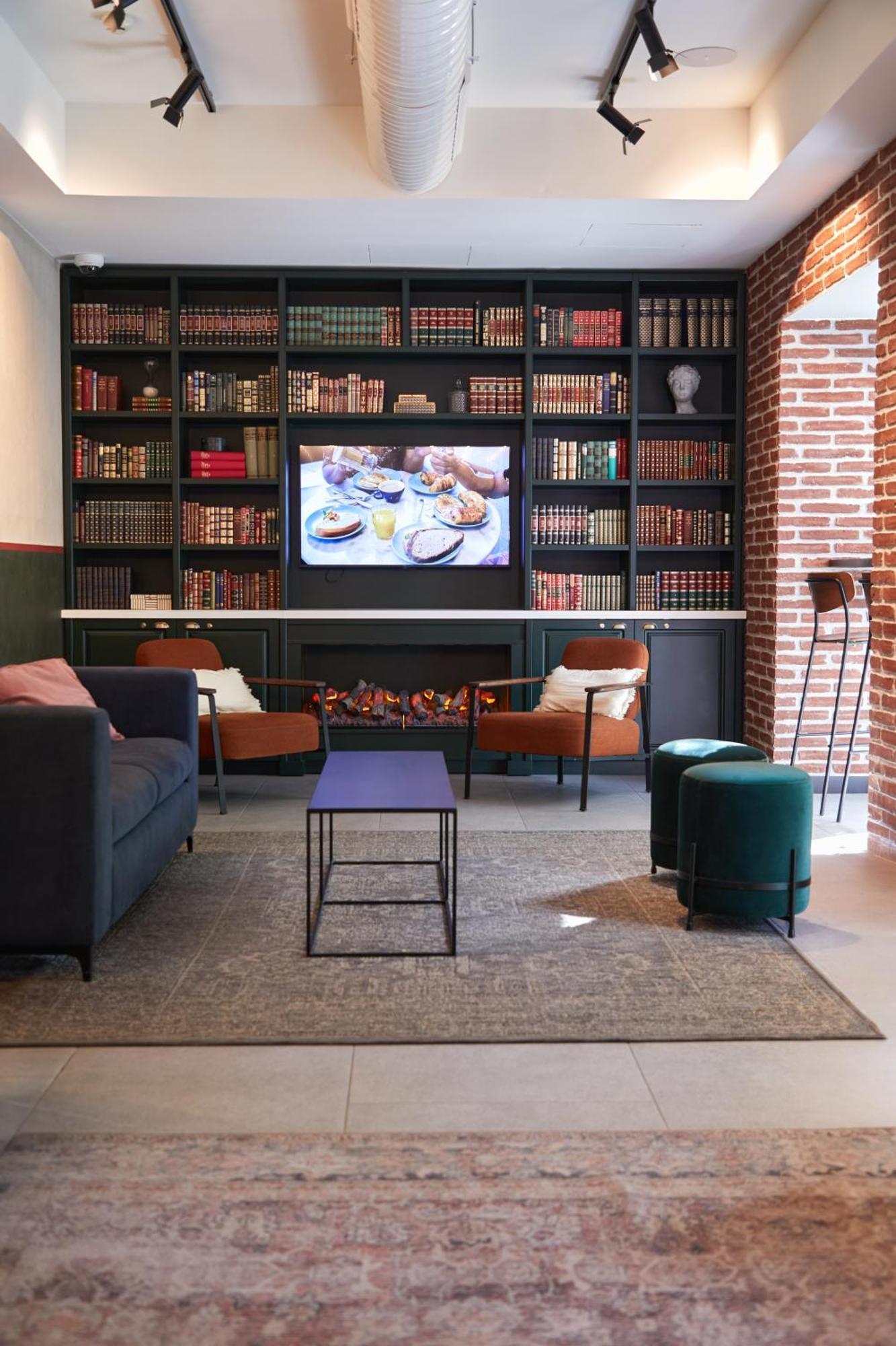 Latroupe Prado Hostel