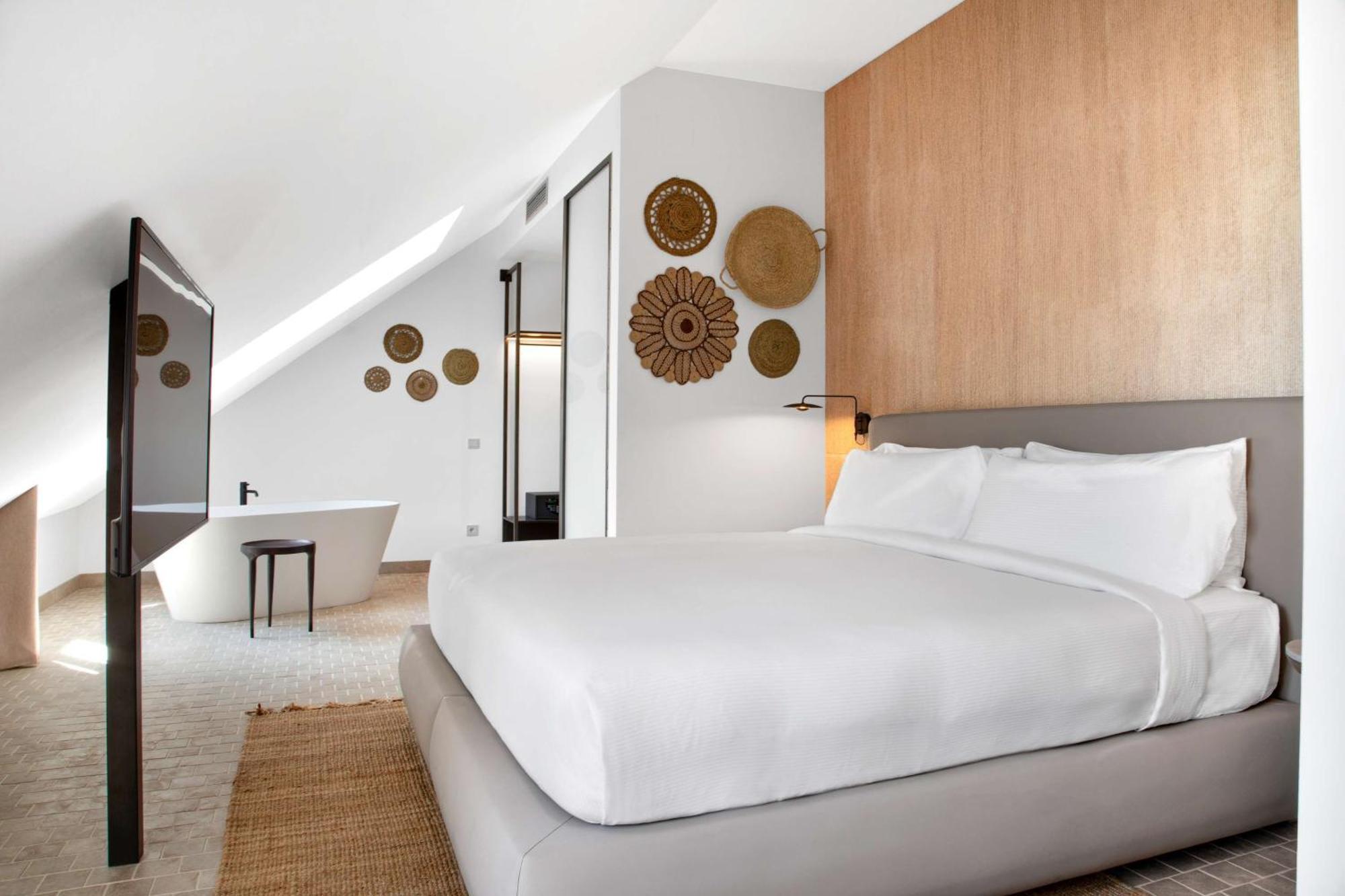 Atocha Madrid, Tapestry Collection By Hilton Hotel Madrid