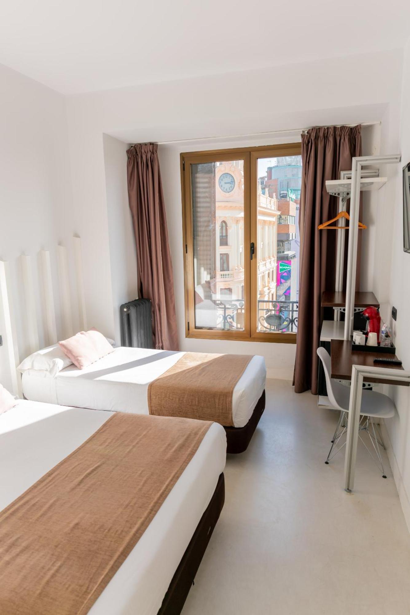 Gran Via 44 Hostal