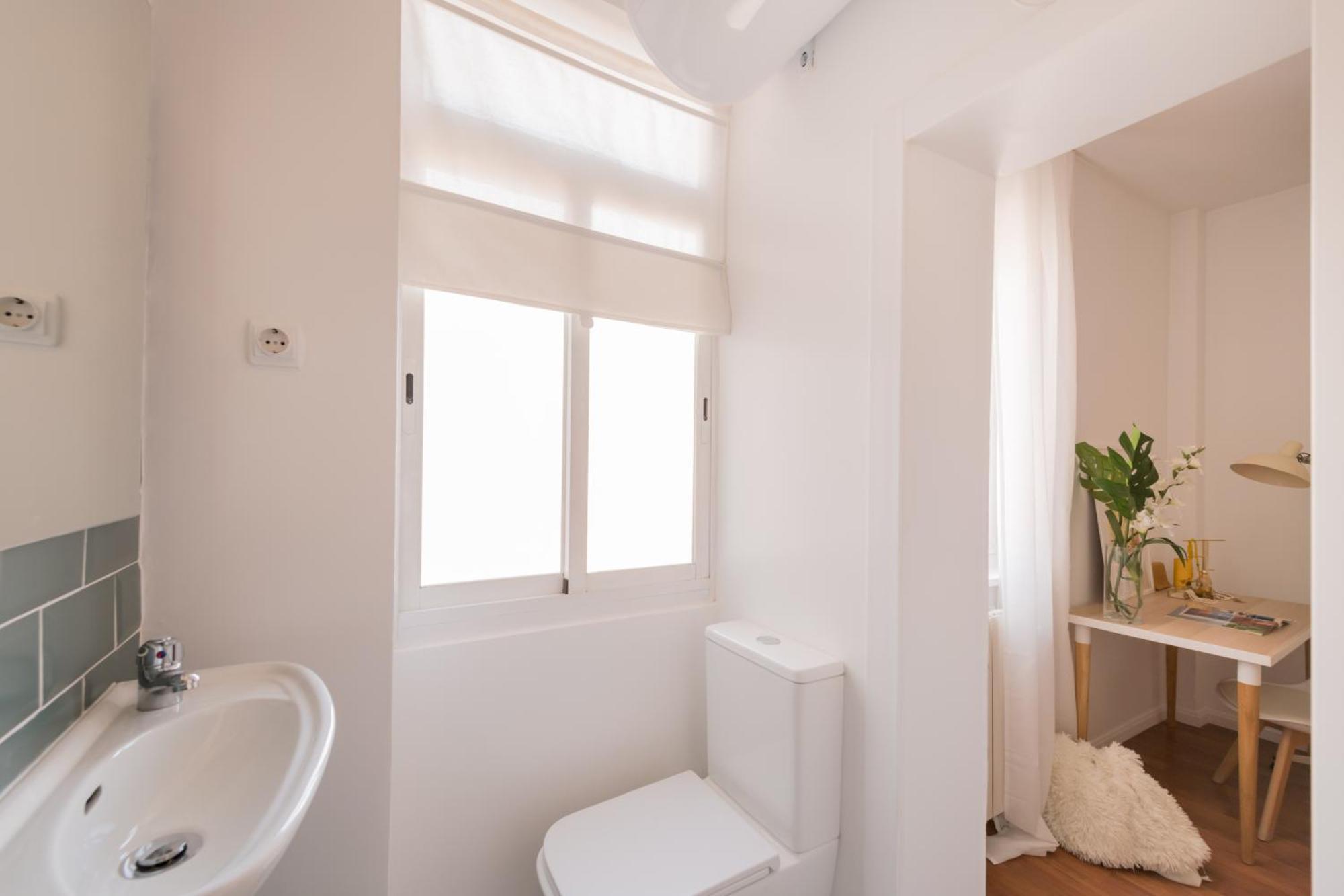 Bright And Cheerful With Modern Comforts And Private Bathroom Habitación en casa particular Madrid