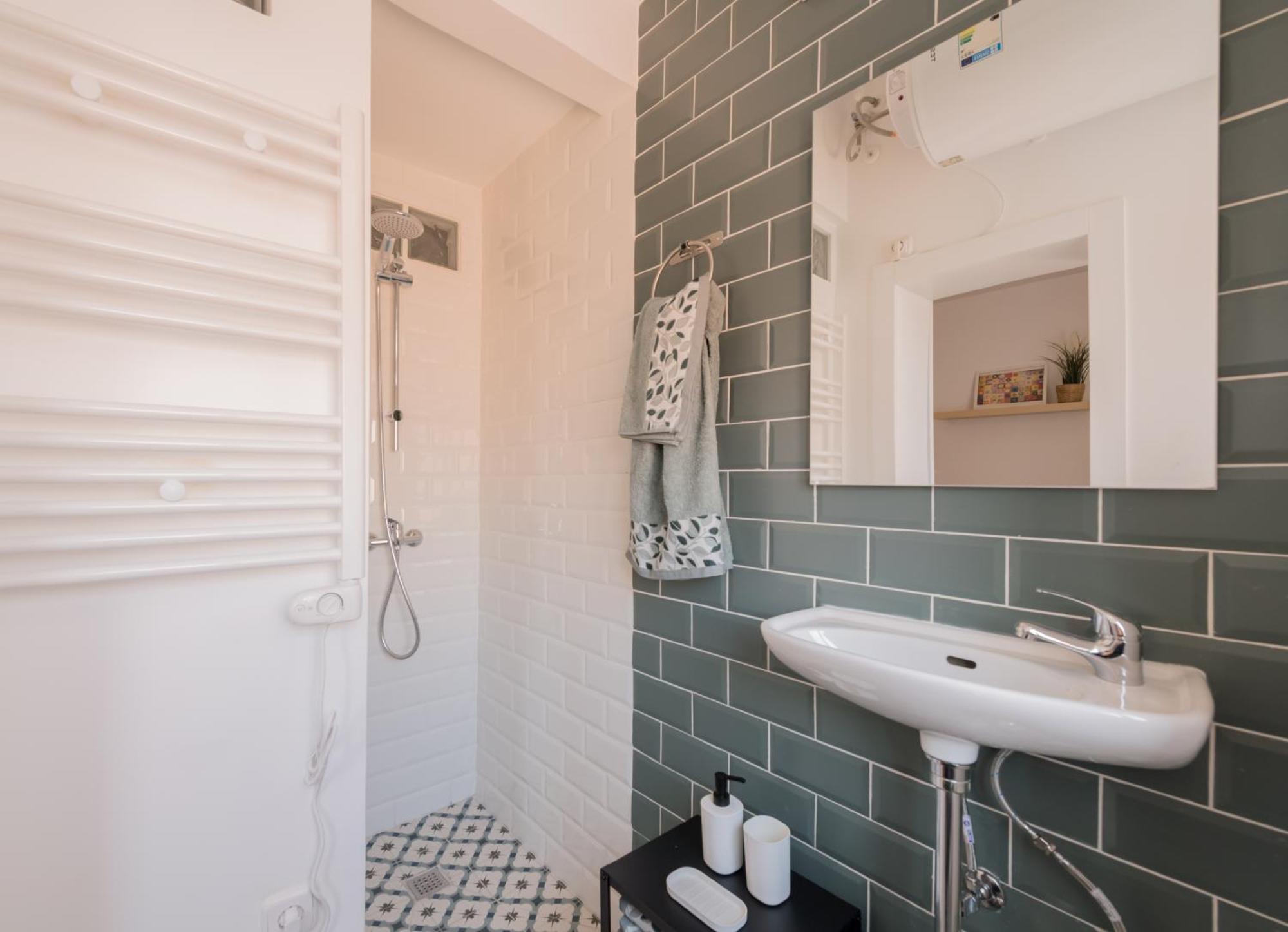 Bright And Cheerful With Modern Comforts And Private Bathroom Habitación en casa particular *