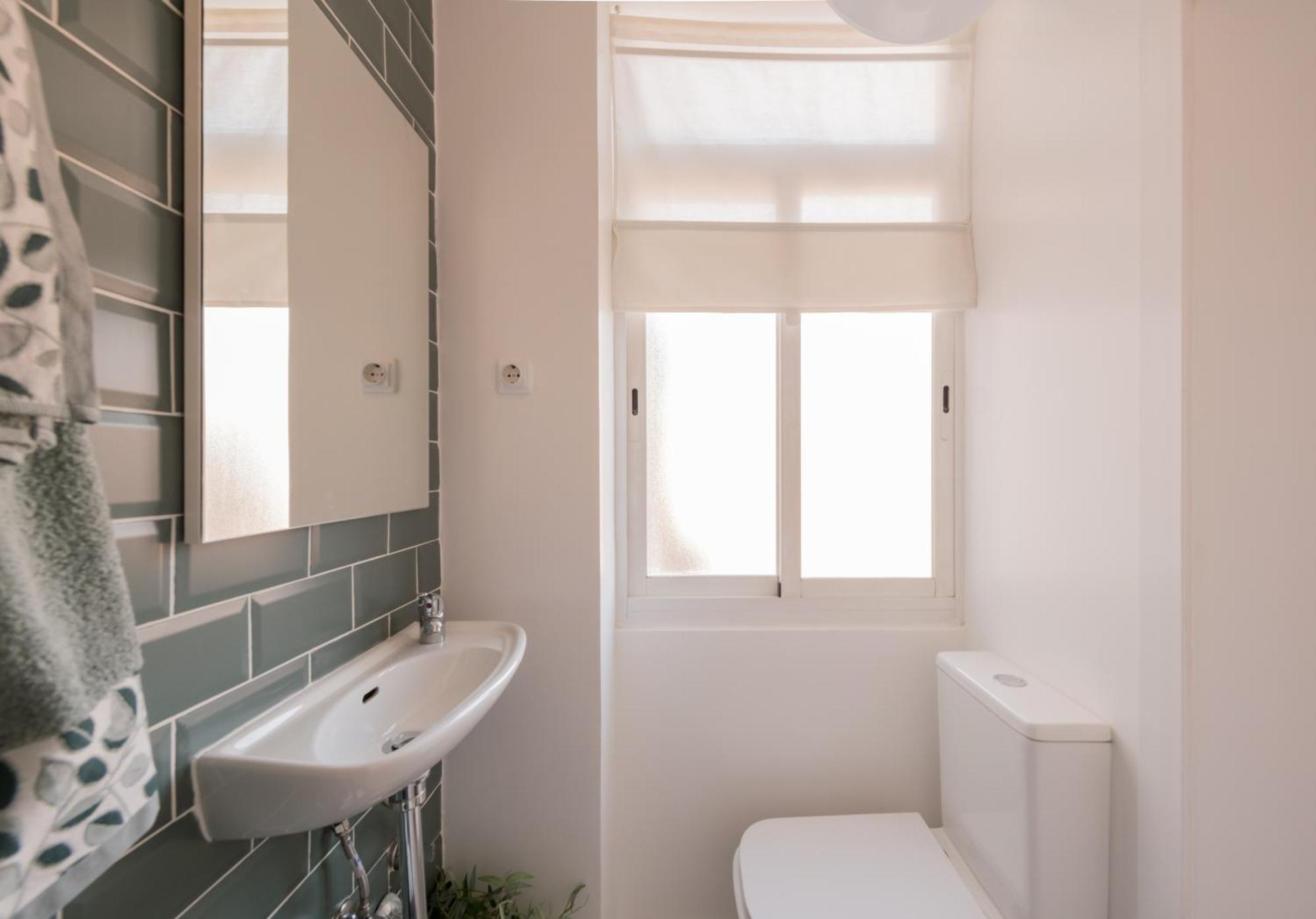 Habitación en casa particular Bright And Cheerful With Modern Comforts And Private Bathroom *