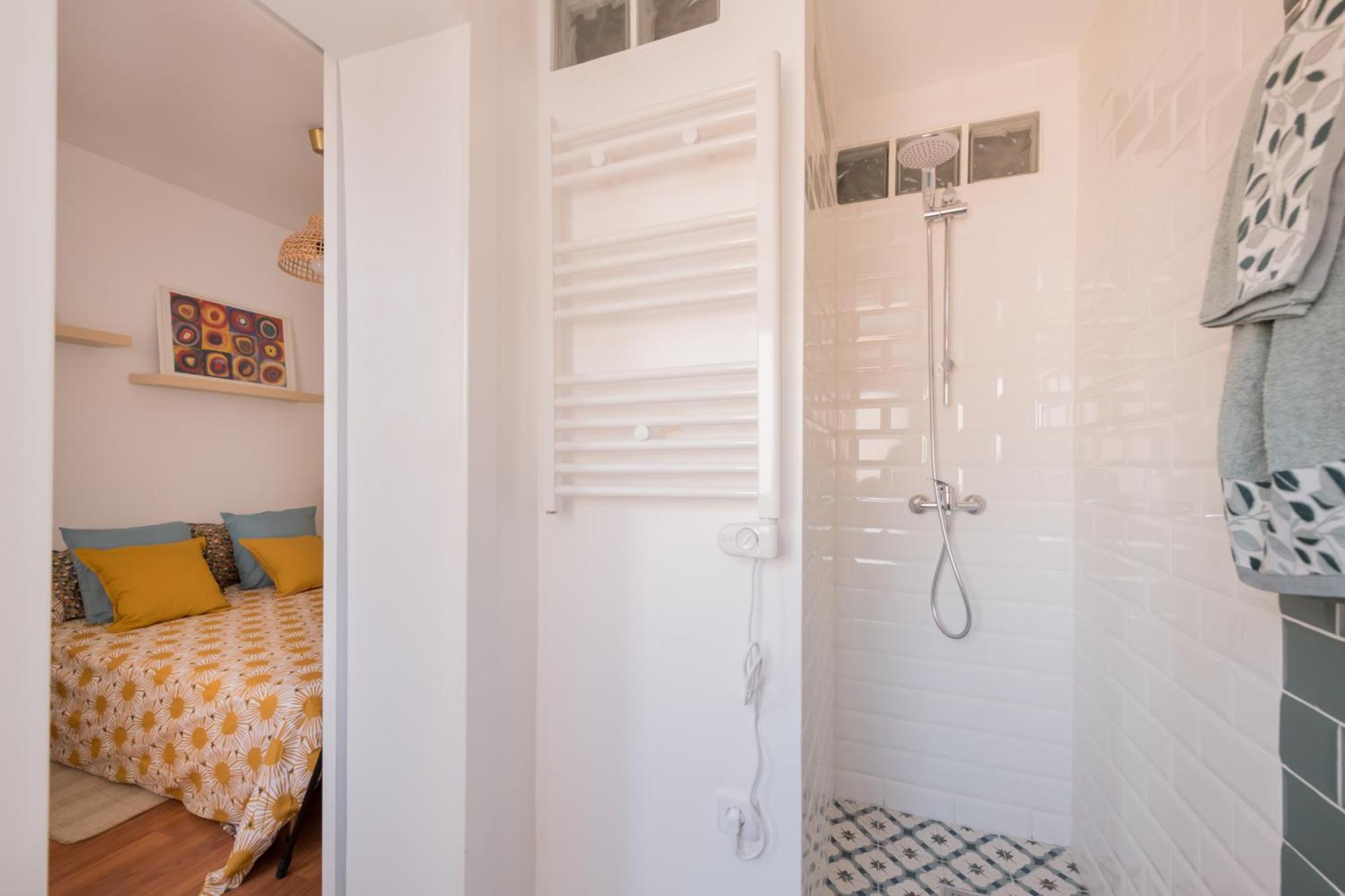 Bright And Cheerful With Modern Comforts And Private Bathroom Habitación en casa particular *