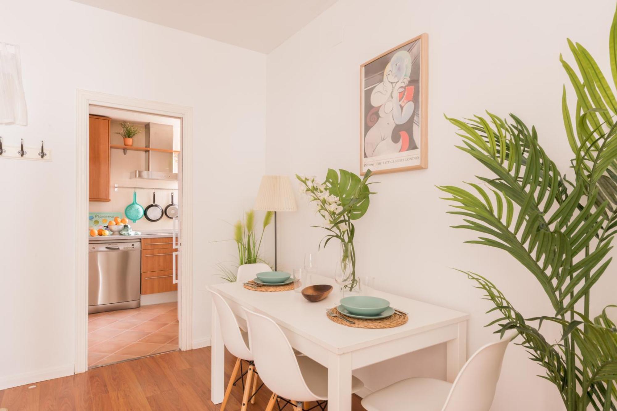 Habitación en casa particular Bright And Cheerful With Modern Comforts And Private Bathroom Madrid