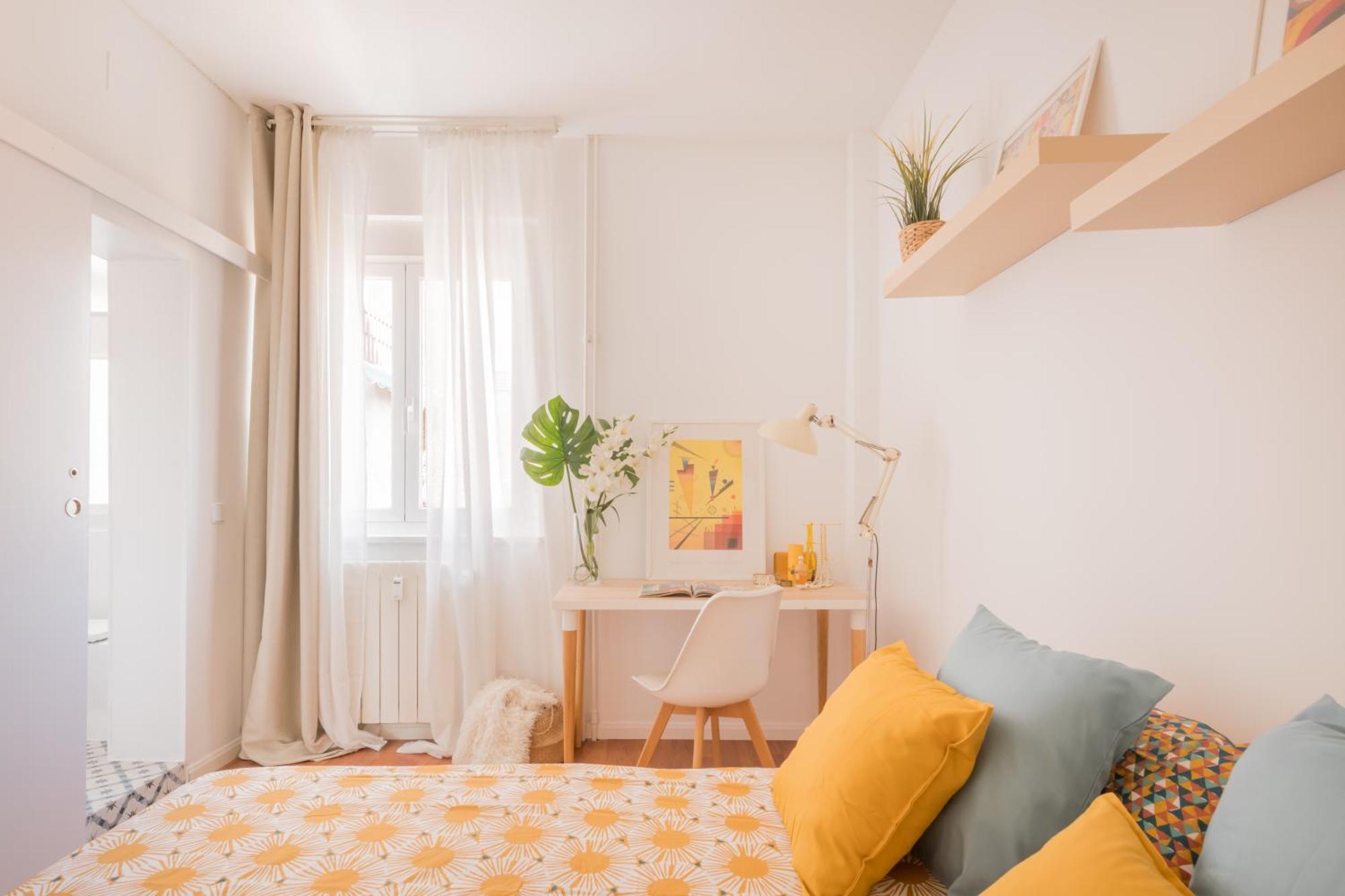 Bright And Cheerful With Modern Comforts And Private Bathroom Habitación en casa particular Madrid