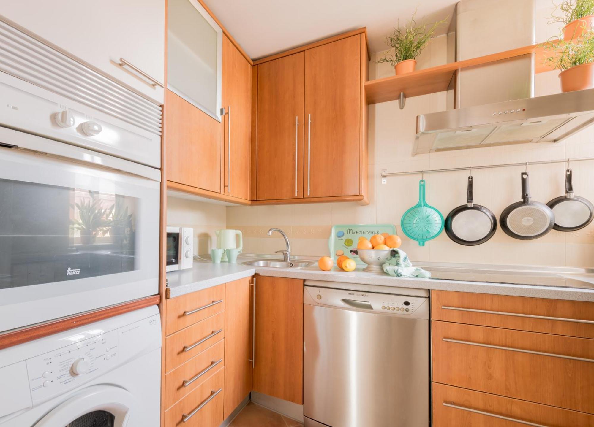 Habitación en casa particular Bright And Cheerful With Modern Comforts And Private Bathroom Madrid