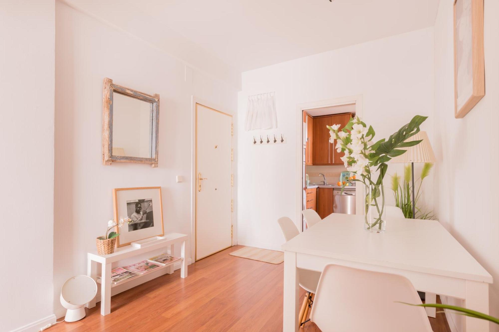 Bright And Cheerful With Modern Comforts And Private Bathroom Habitación en casa particular Madrid