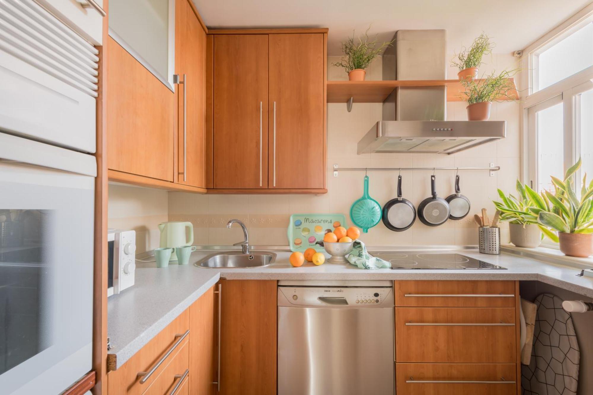 Bright And Cheerful With Modern Comforts And Private Bathroom Madrid