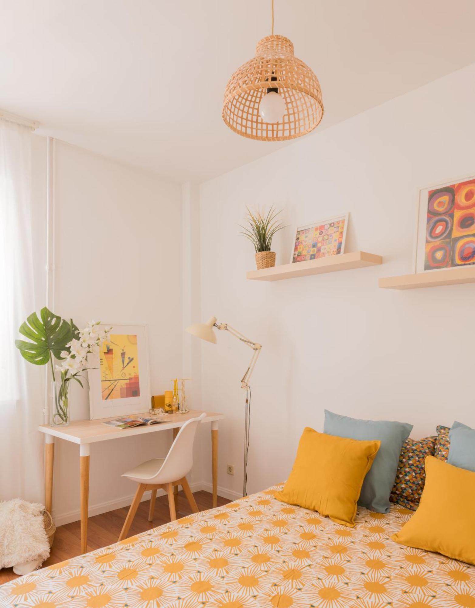 Bright And Cheerful With Modern Comforts And Private Bathroom Habitación en casa particular