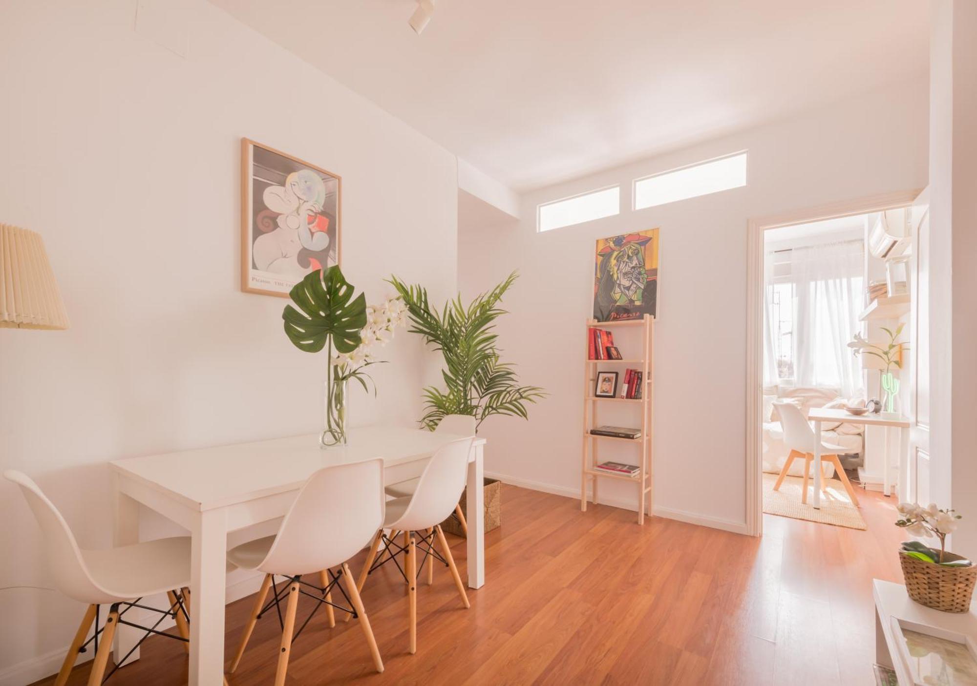 Bright And Cheerful With Modern Comforts And Private Bathroom