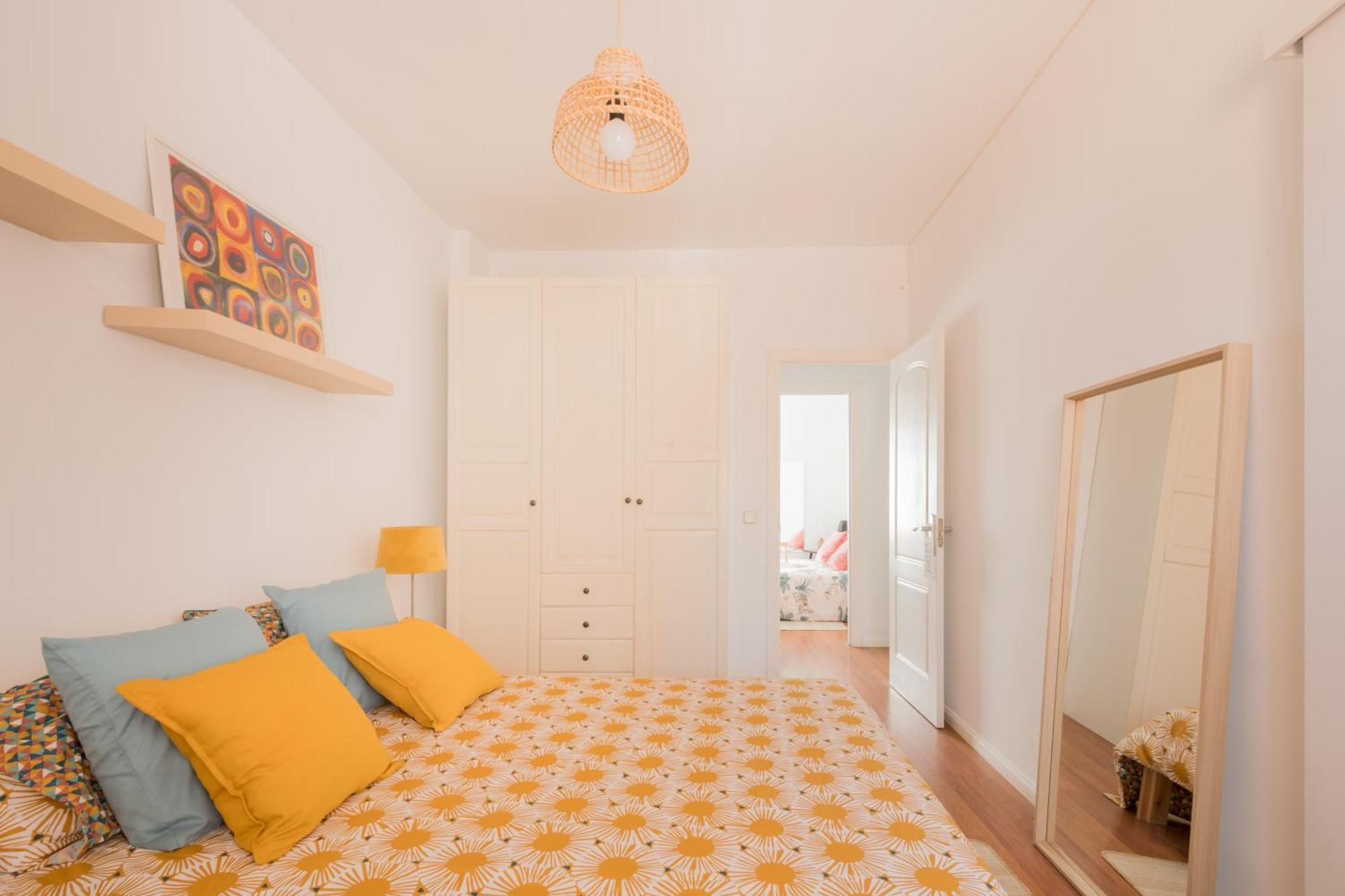 Bright And Cheerful With Modern Comforts And Private Bathroom Habitación en casa particular Madrid