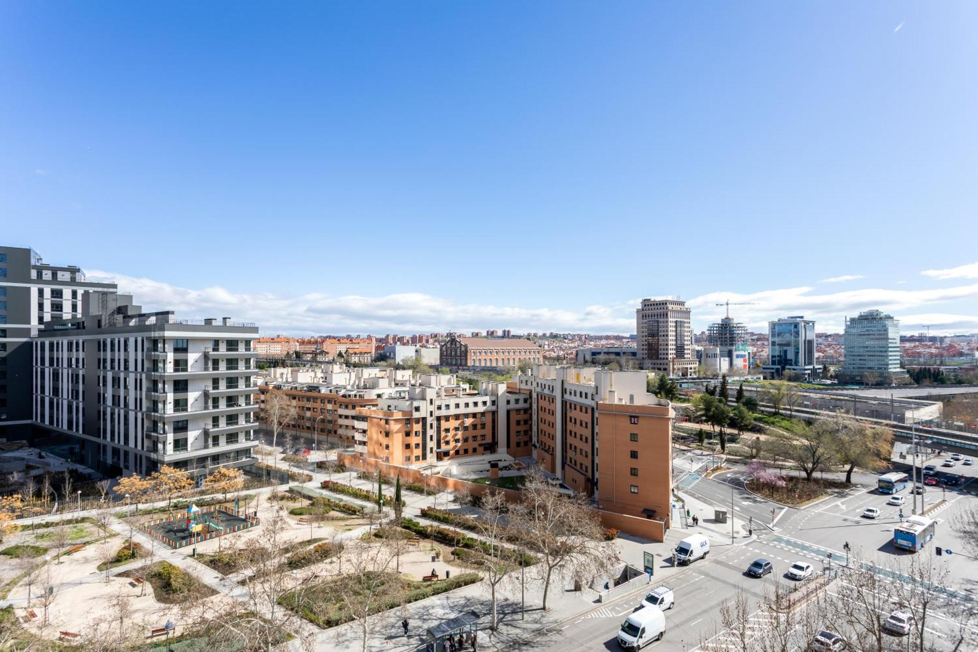 Apartamento Atico Con Terraza, Parking Y Piscina Madrid
