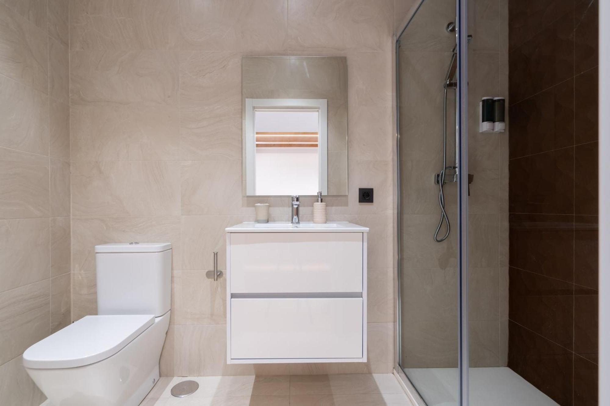 Chueca Hortaleza 12pax 5 Bedrooms 5 Baths