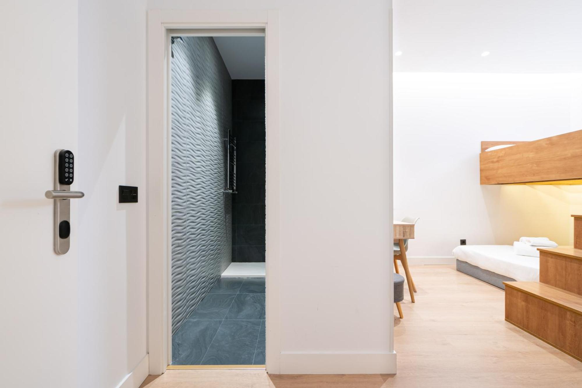 Chueca Hortaleza 12pax 5 Bedrooms 5 Baths