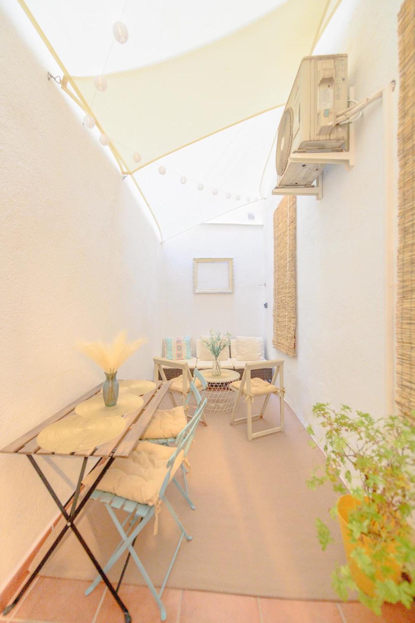 Apartamento For Encantador Estudio Temporal Con Cama Doble Y Sofa Cama, Patio Compartido Ctg86