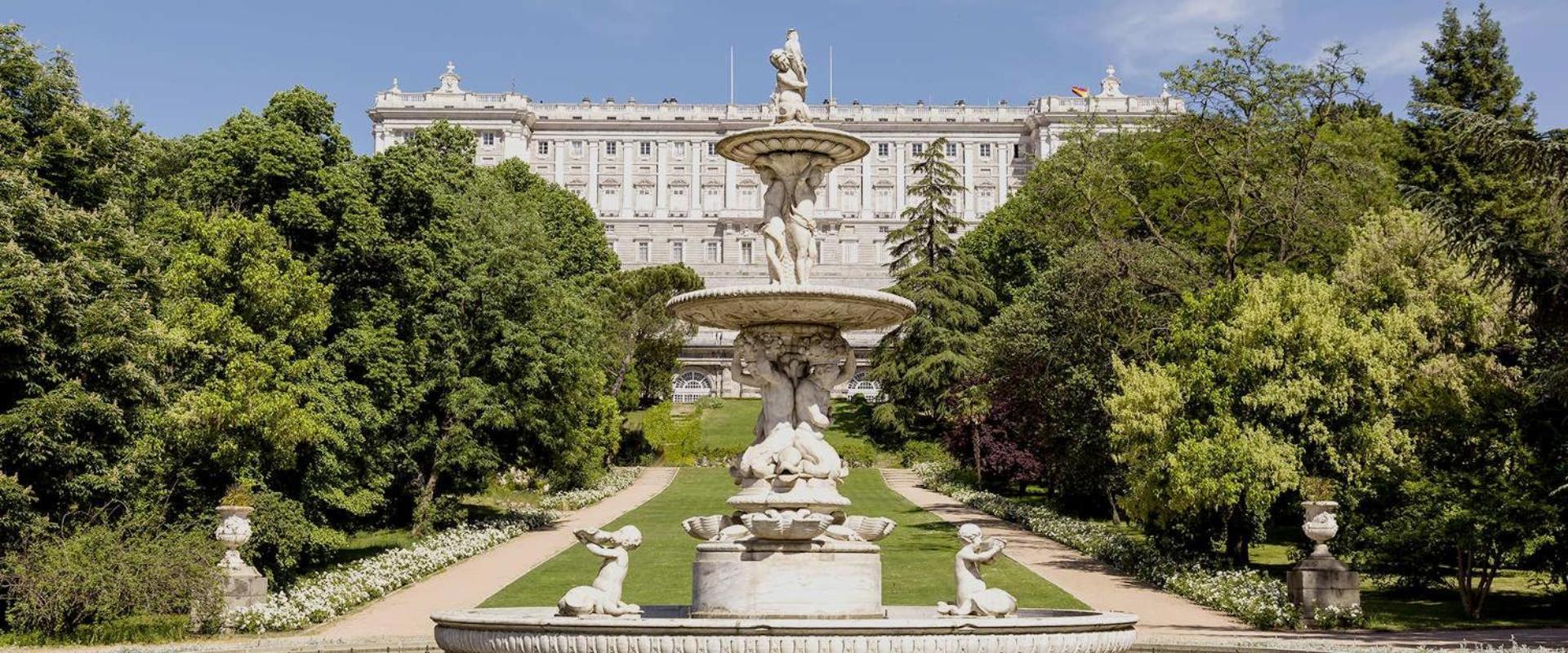 Luminoso De Diseno En Paseo Imperial Madrid