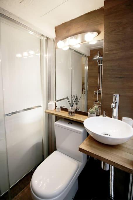 Mini Estudio De 8 M2 En El Corazon De Malasana De Membrillosuites Apartamento *