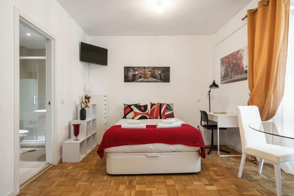 Located In Puerta De Alcala - 2 Madrid