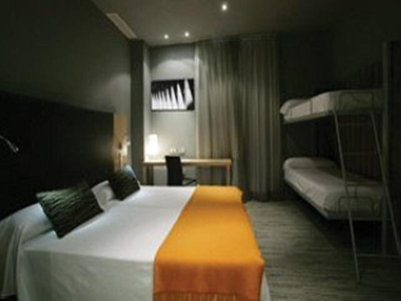 Petit Palace Tres Cruces Hotel