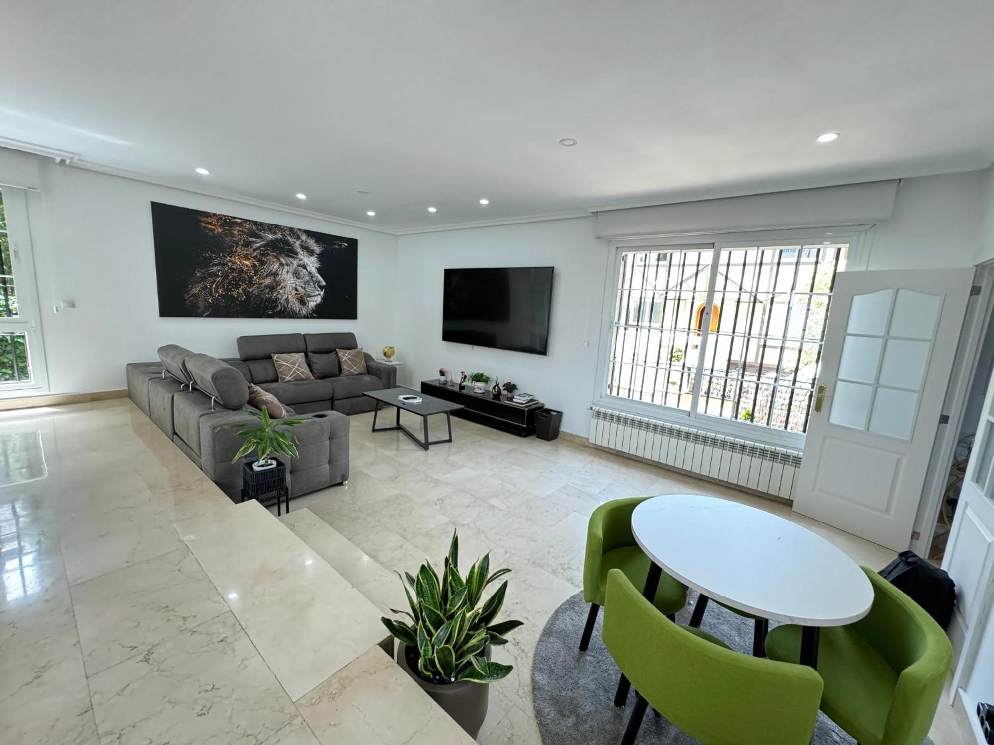 Сasa de vacaciones Moderna Casa De Lujo Con Jacuzzi En El Jardin Madrid