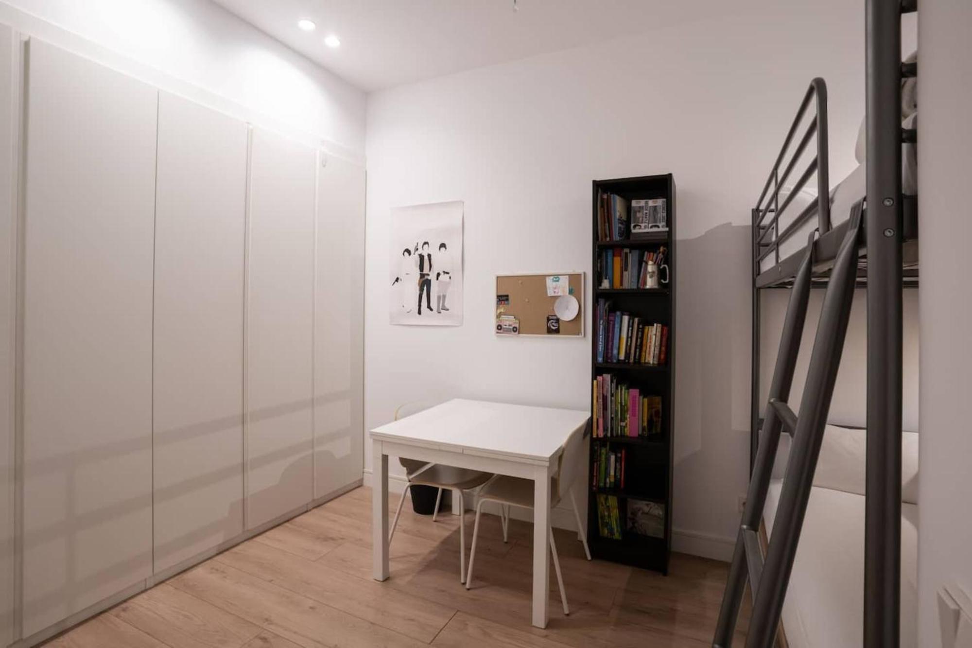Stylish 2 Bedroom In The Heart Of Apartamento Madrid