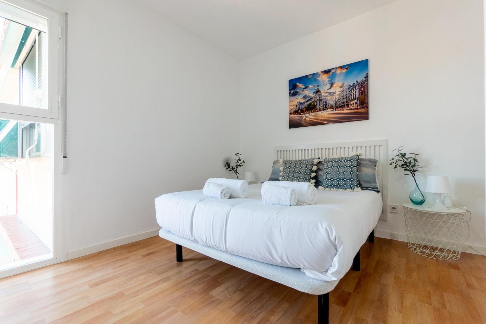 Homely 2 Bedroom In Barajas Madrid