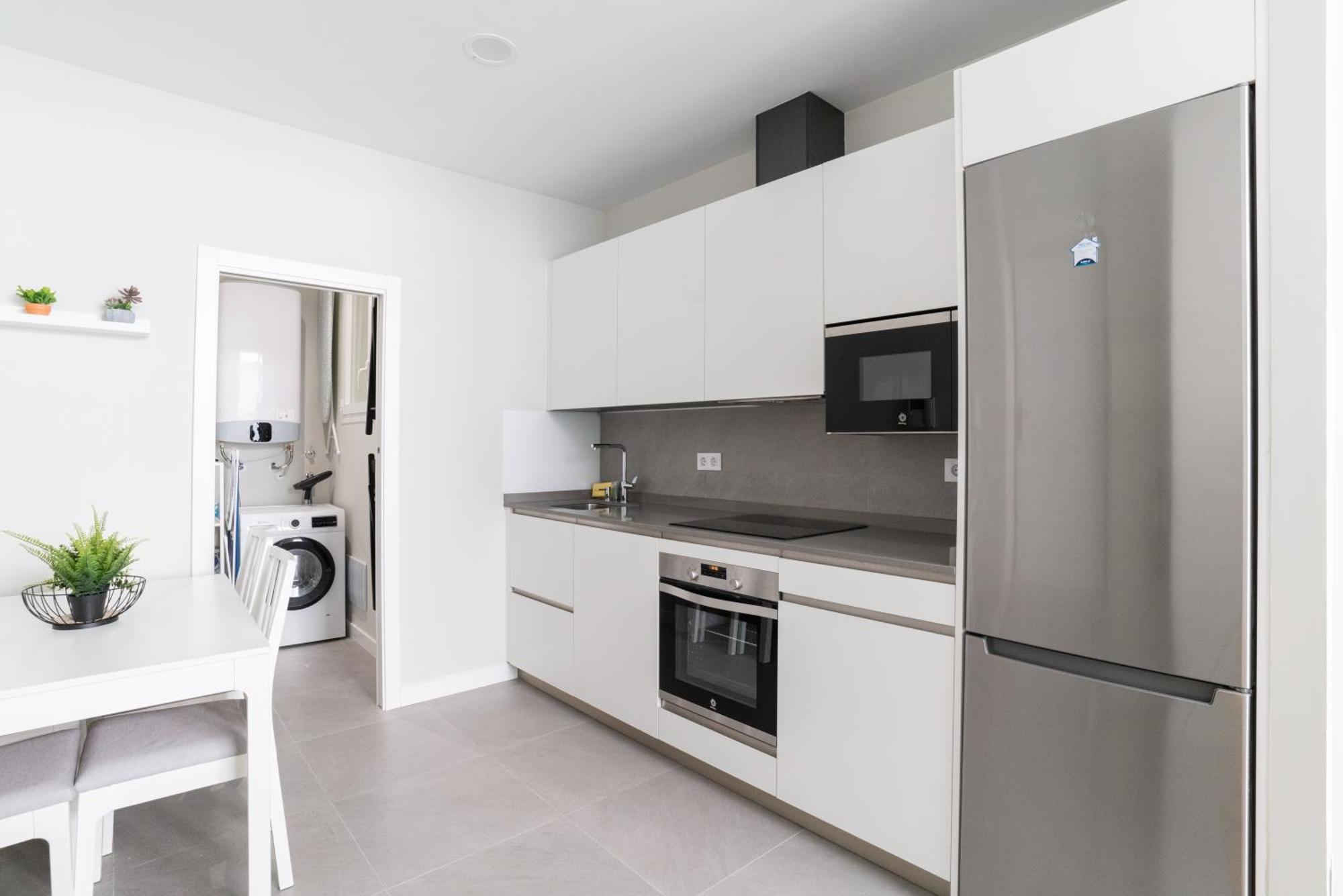 Bright And Airy 2 Bedroom In * Madrid