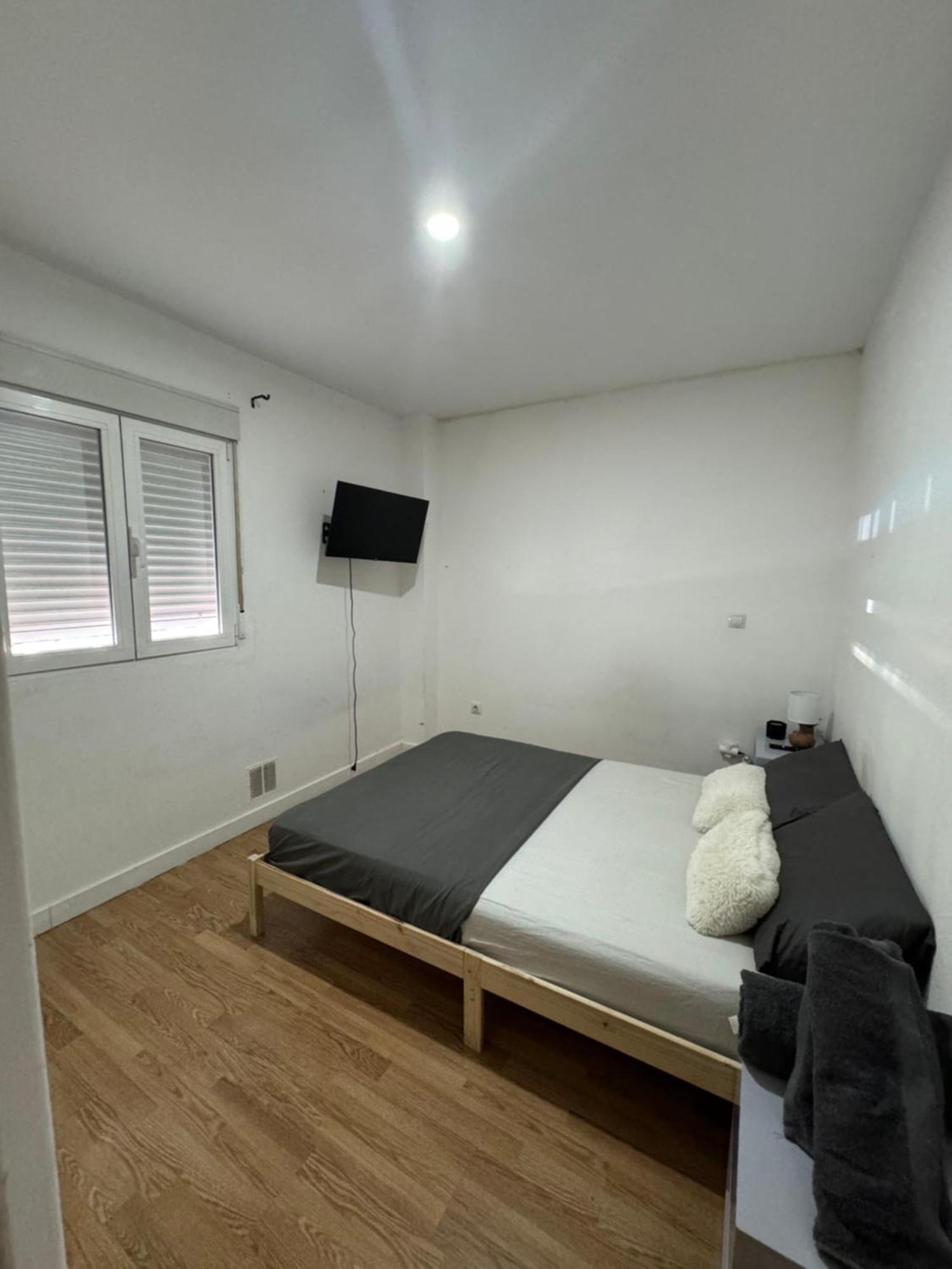 Habitacion Con Bano Compartido Pensión Madrid