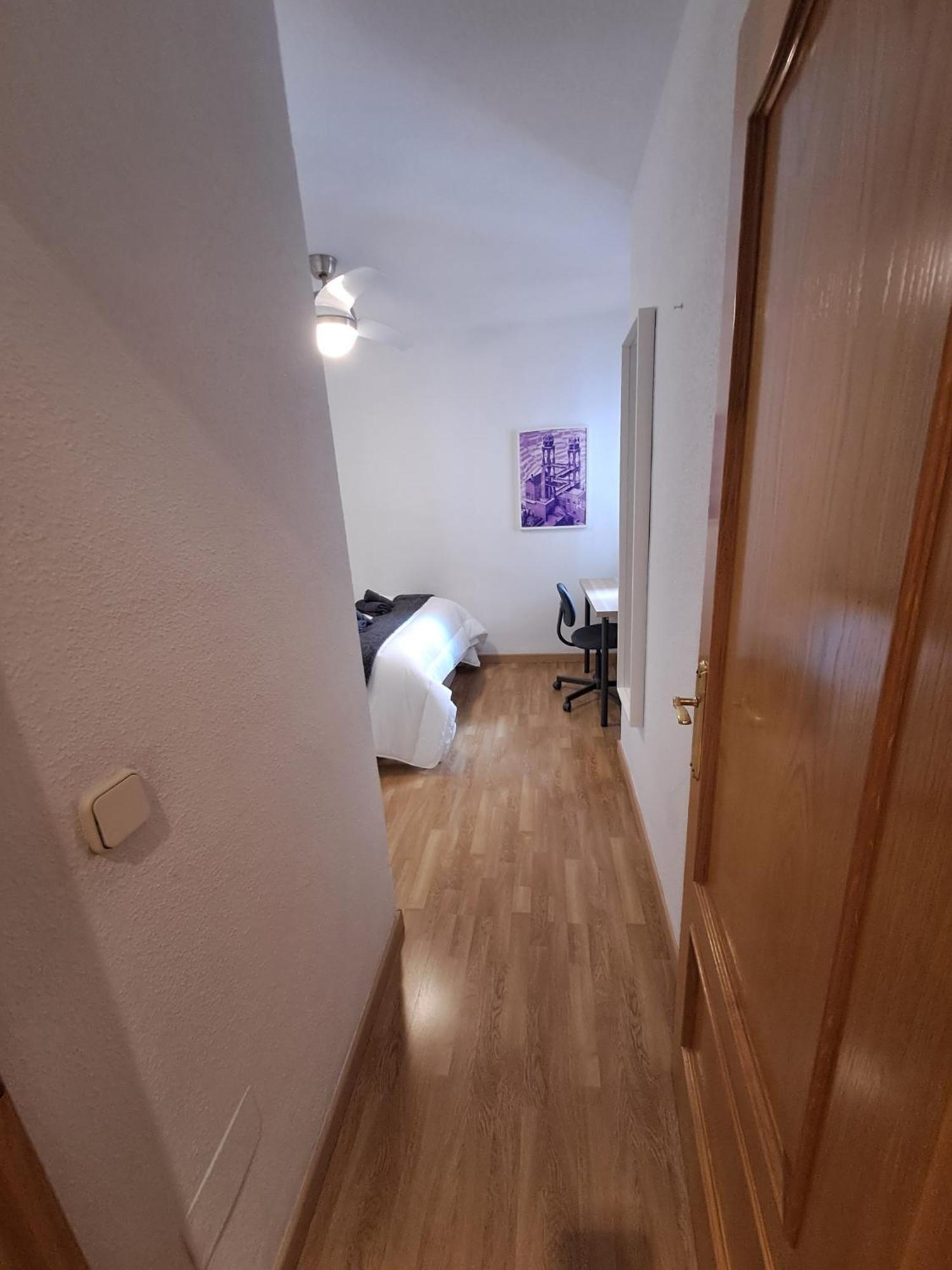 Pensión In - Private For Rent In Calle De San Bernabe *