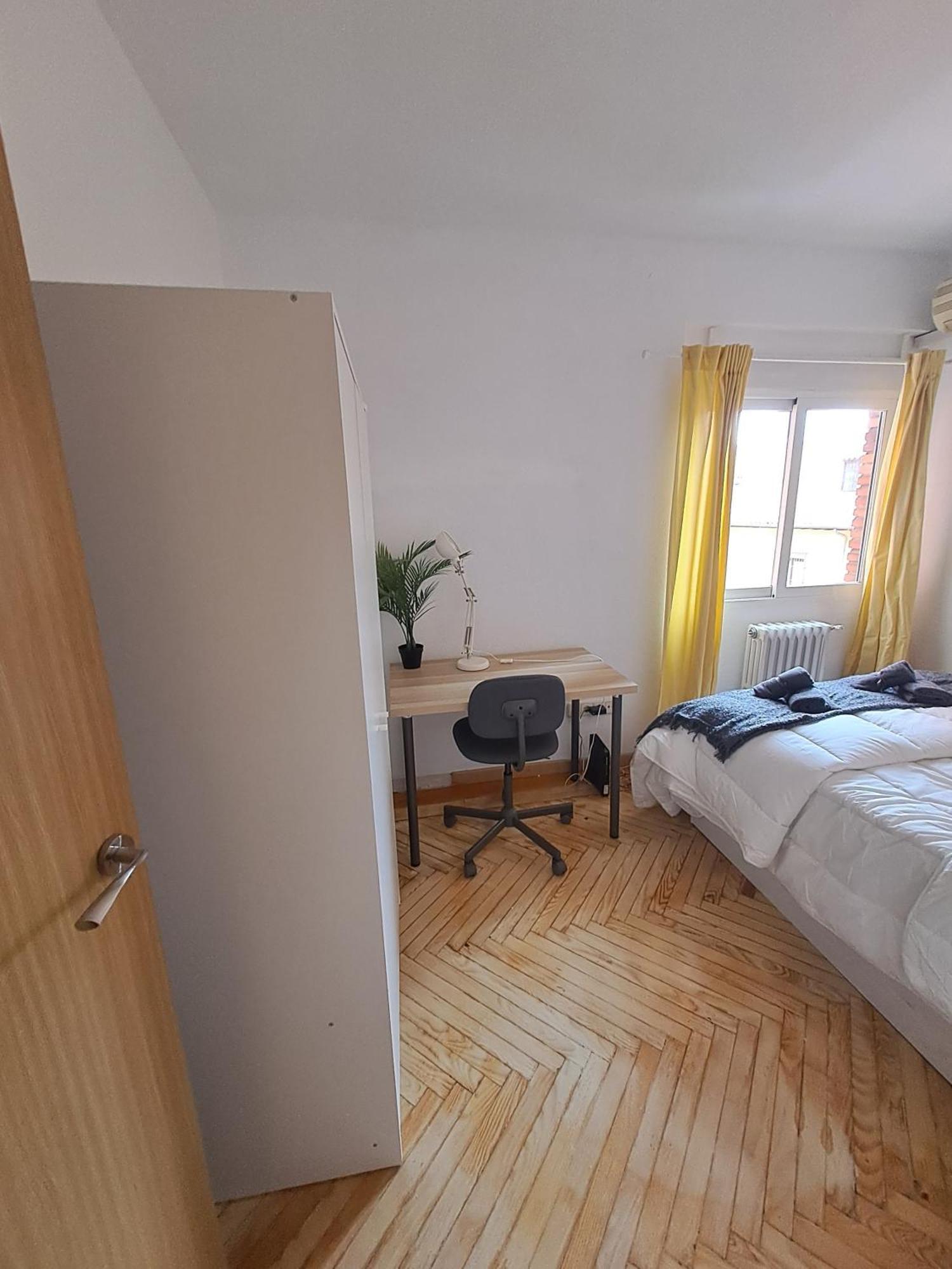 In - Private For Rent In Calle De San Bernabe Pensión Madrid
